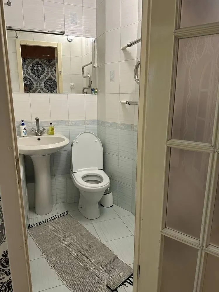 сдается однокомнатная квартира в кировском районе, мкр. широкий. площадь квартиры: 33м². этаж: 7 из 9. квартира просторная, светлая. есть вся необходимая мебель и техника для комфортного проживания: двухспальная кровать, диван, рабочее место, вместительный шкаф, необходимый кухонный гарнитур. тихий, спальный район со всей инфраструктурой, в пешей доступности есть школы, сады, магазины, аптеки и т. п. стоимость аренды - 20000 рублей в месяц, коммунальные услуги оплачиваются отдельно, по счётчикам. залог 100%, при необходимости можно разбить на два платежа, при выезде возвращается. по всем вопросам звоните по номеру +7(949)040-95-20 или пишите tg - @dmitriy_rus1 - фотография - 5