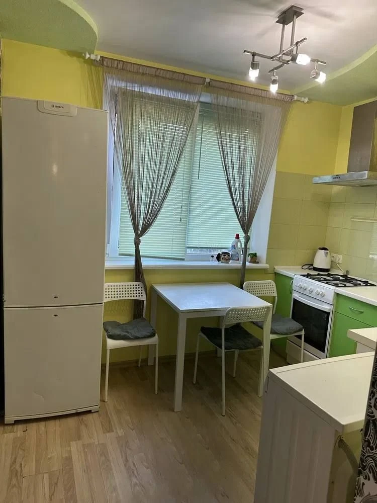 сдается однокомнатная квартира в кировском районе, мкр. широкий. площадь квартиры: 33м². этаж: 7 из 9. квартира просторная, светлая. есть вся необходимая мебель и техника для комфортного проживания: двухспальная кровать, диван, рабочее место, вместительный шкаф, необходимый кухонный гарнитур. тихий, спальный район со всей инфраструктурой, в пешей доступности есть школы, сады, магазины, аптеки и т. п. стоимость аренды - 20000 рублей в месяц, коммунальные услуги оплачиваются отдельно, по счётчикам. залог 100%, при необходимости можно разбить на два платежа, при выезде возвращается. по всем вопросам звоните по номеру +7(949)040-95-20 или пишите tg - @dmitriy_rus1 - фотография - 3