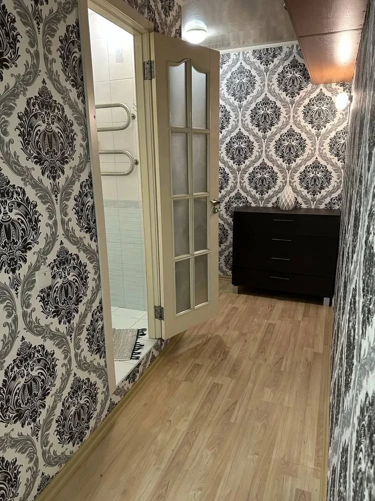 сдается однокомнатная квартира в кировском районе, мкр. широкий. площадь квартиры: 33м². этаж: 7 из 9. квартира просторная, светлая. есть вся необходимая мебель и техника для комфортного проживания: двухспальная кровать, диван, рабочее место, вместительный шкаф, необходимый кухонный гарнитур. тихий, спальный район со всей инфраструктурой, в пешей доступности есть школы, сады, магазины, аптеки и т. п. стоимость аренды - 20000 рублей в месяц, коммунальные услуги оплачиваются отдельно, по счётчикам. залог 100%, при необходимости можно разбить на два платежа, при выезде возвращается. по всем вопросам звоните по номеру +7(949)040-95-20 или пишите tg - @dmitriy_rus1 - фотография - 4