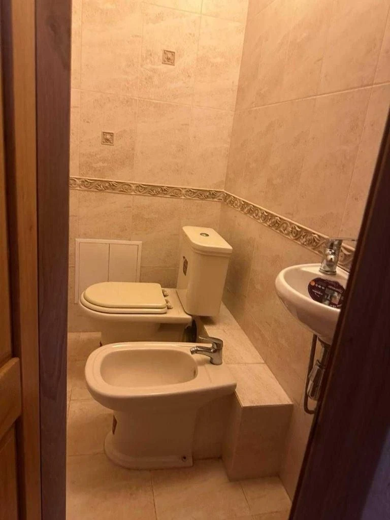 Сдаю 1 комнатную квартиру в г. Донецке, калининский р-н. 📍ул. Марии ульяновой площадь: 40м² этаж: 3 евроремонт, мебель, техника в исправном состоянии. Аренда только на длительный срок. ✅стоимость аренды: 24.000 рублей + ку + залог по этой и другой квартире звоните по номеру +79494039200 📲 или пишите в телеграмм💬 - фотография - 3