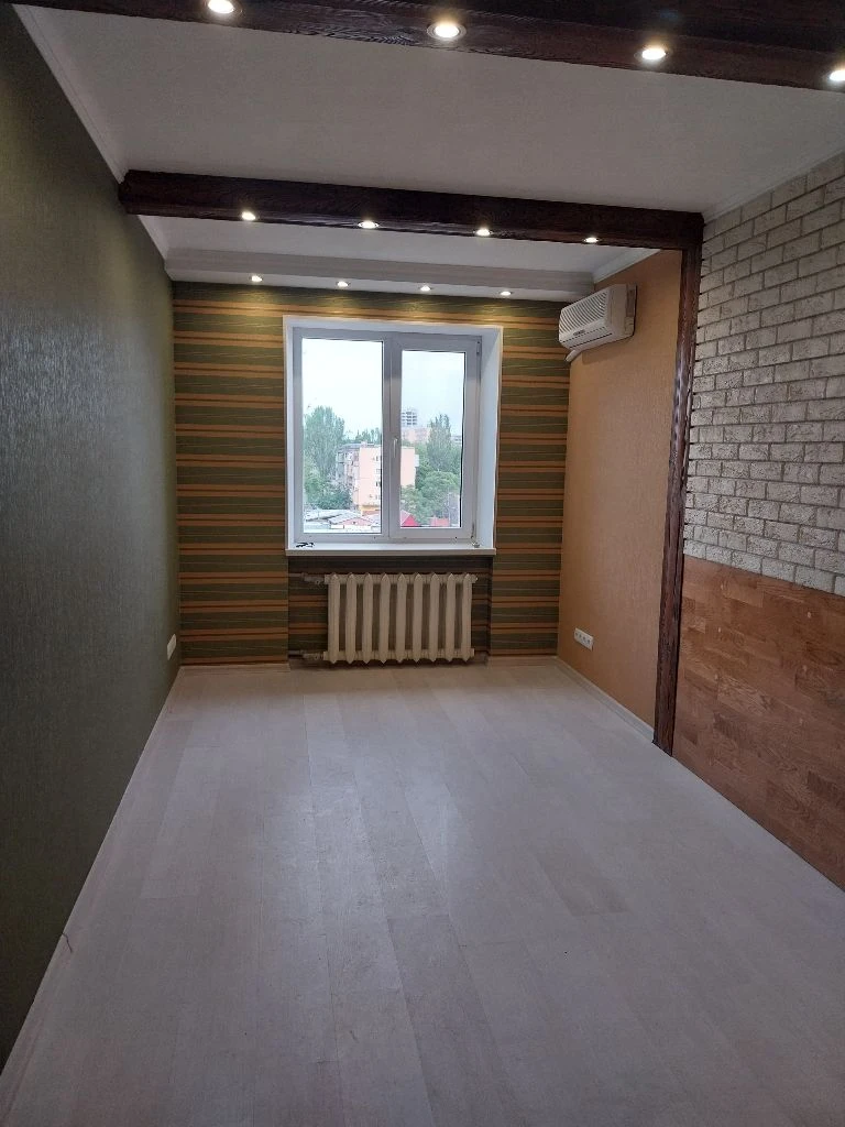 продаем 2комнатную крупногабаритную квартиру     52м2 улучшенной планировки в мариуполе, центральный район, ул.50 лет ссср,75 🟡5 этаж- новая крыша, нет соседей сверху. 🟡квартира очень теплая на 2 стороны, восток и запад. 🟡эксклюзивная узаконенная перепланировка, стильный ремонт. 🟡 светлые и просторные комнаты с гардеробными, удобно зонированные. 🟡безопасная и экономичная индукционная плита и духовой шкаф, нет газа. 🟡новая проводка, радиаторы отопления, коммуникации, счётчики. 🟡вам остаётся установить удобную  мебель. 🟡ухоженный подьезд, хорошие соседи. 🟡в минуте ходьбы супермаркет, рынок, поликлиника, остановки транспорта, магазины одежды и обуви. 4,95 млн. рублей 🟡документы готовы к сделке. один собственник. добро пожаловать на просмотр и покупку квартиры. звоните 📞+7949 029 19 68 📞+7949 587 84 58 - фотография - 9