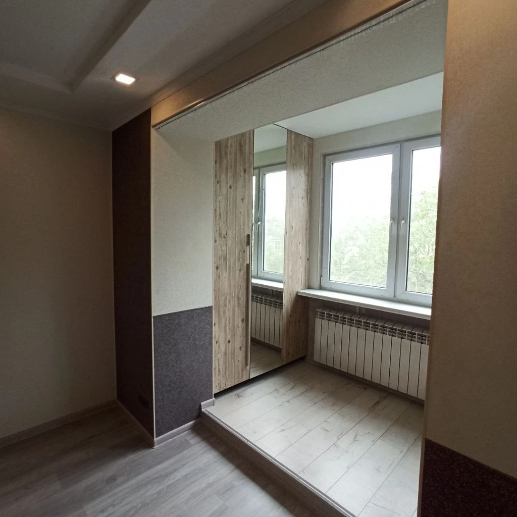 продаем 2комнатную крупногабаритную квартиру     52м2 улучшенной планировки в мариуполе, центральный район, ул.50 лет ссср,75 🟡5 этаж- новая крыша, нет соседей сверху. 🟡квартира очень теплая на 2 стороны, восток и запад. 🟡эксклюзивная узаконенная перепланировка, стильный ремонт. 🟡 светлые и просторные комнаты с гардеробными, удобно зонированные. 🟡безопасная и экономичная индукционная плита и духовой шкаф, нет газа. 🟡новая проводка, радиаторы отопления, коммуникации, счётчики. 🟡вам остаётся установить удобную  мебель. 🟡ухоженный подьезд, хорошие соседи. 🟡в минуте ходьбы супермаркет, рынок, поликлиника, остановки транспорта, магазины одежды и обуви. 4,95 млн. рублей 🟡документы готовы к сделке. один собственник. добро пожаловать на просмотр и покупку квартиры. звоните 📞+7949 029 19 68 📞+7949 587 84 58 - фотография - 7