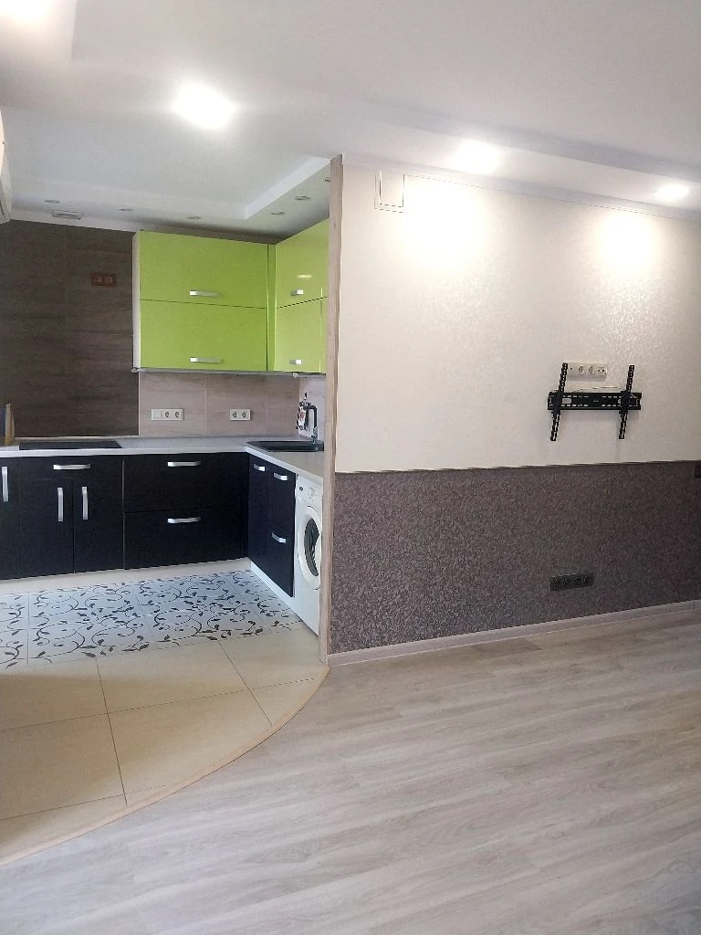 продаем 2комнатную крупногабаритную квартиру     52м2 улучшенной планировки в мариуполе, центральный район, ул.50 лет ссср,75 🟡5 этаж- новая крыша, нет соседей сверху. 🟡квартира очень теплая на 2 стороны, восток и запад. 🟡эксклюзивная узаконенная перепланировка, стильный ремонт. 🟡 светлые и просторные комнаты с гардеробными, удобно зонированные. 🟡безопасная и экономичная индукционная плита и духовой шкаф, нет газа. 🟡новая проводка, радиаторы отопления, коммуникации, счётчики. 🟡вам остаётся установить удобную  мебель. 🟡ухоженный подьезд, хорошие соседи. 🟡в минуте ходьбы супермаркет, рынок, поликлиника, остановки транспорта, магазины одежды и обуви. 4,95 млн. рублей 🟡документы готовы к сделке. один собственник. добро пожаловать на просмотр и покупку квартиры. звоните 📞+7949 029 19 68 📞+7949 587 84 58 - фотография - 2