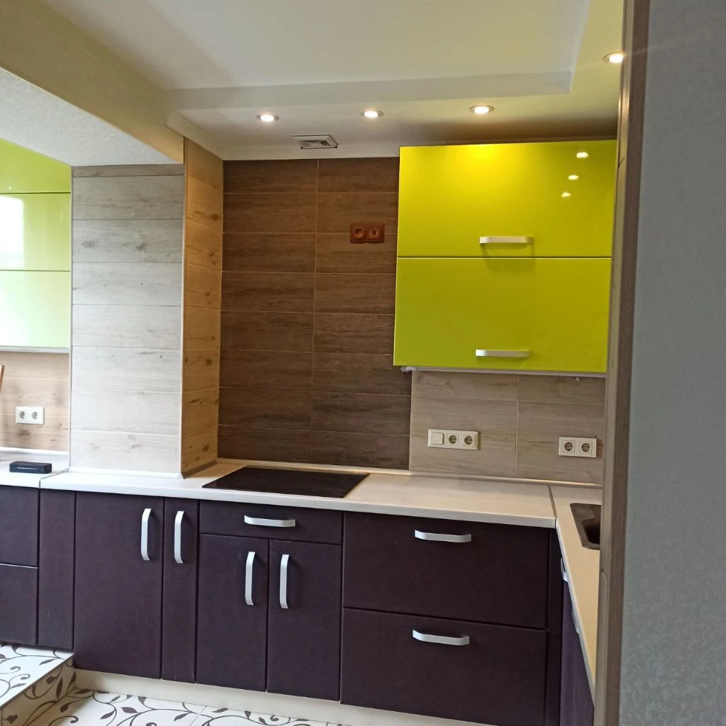 продаем 2комнатную крупногабаритную квартиру     52м2 улучшенной планировки в мариуполе, центральный район, ул.50 лет ссср,75 🟡5 этаж- новая крыша, нет соседей сверху. 🟡квартира очень теплая на 2 стороны, восток и запад. 🟡эксклюзивная узаконенная перепланировка, стильный ремонт. 🟡 светлые и просторные комнаты с гардеробными, удобно зонированные. 🟡безопасная и экономичная индукционная плита и духовой шкаф, нет газа. 🟡новая проводка, радиаторы отопления, коммуникации, счётчики. 🟡вам остаётся установить удобную  мебель. 🟡ухоженный подьезд, хорошие соседи. 🟡в минуте ходьбы супермаркет, рынок, поликлиника, остановки транспорта, магазины одежды и обуви. 4,95 млн. рублей 🟡документы готовы к сделке. один собственник. добро пожаловать на просмотр и покупку квартиры. звоните 📞+7949 029 19 68 📞+7949 587 84 58 - фотография - 3