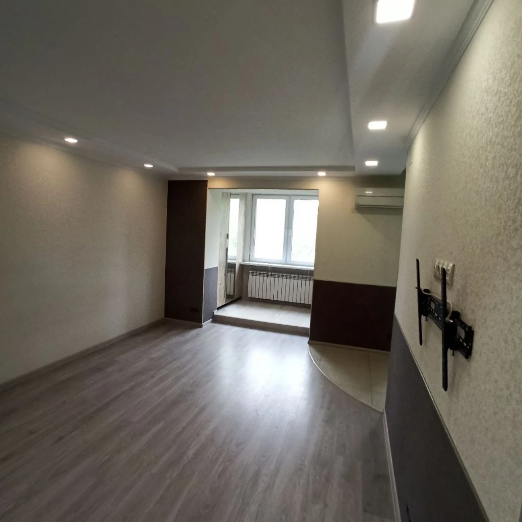 продаем 2комнатную крупногабаритную квартиру     52м2 улучшенной планировки в мариуполе, центральный район, ул.50 лет ссср,75 🟡5 этаж- новая крыша, нет соседей сверху. 🟡квартира очень теплая на 2 стороны, восток и запад. 🟡эксклюзивная узаконенная перепланировка, стильный ремонт. 🟡 светлые и просторные комнаты с гардеробными, удобно зонированные. 🟡безопасная и экономичная индукционная плита и духовой шкаф, нет газа. 🟡новая проводка, радиаторы отопления, коммуникации, счётчики. 🟡вам остаётся установить удобную  мебель. 🟡ухоженный подьезд, хорошие соседи. 🟡в минуте ходьбы супермаркет, рынок, поликлиника, остановки транспорта, магазины одежды и обуви. 4,95 млн. рублей 🟡документы готовы к сделке. один собственник. добро пожаловать на просмотр и покупку квартиры. звоните 📞+7949 029 19 68 📞+7949 587 84 58 - фотография - 4