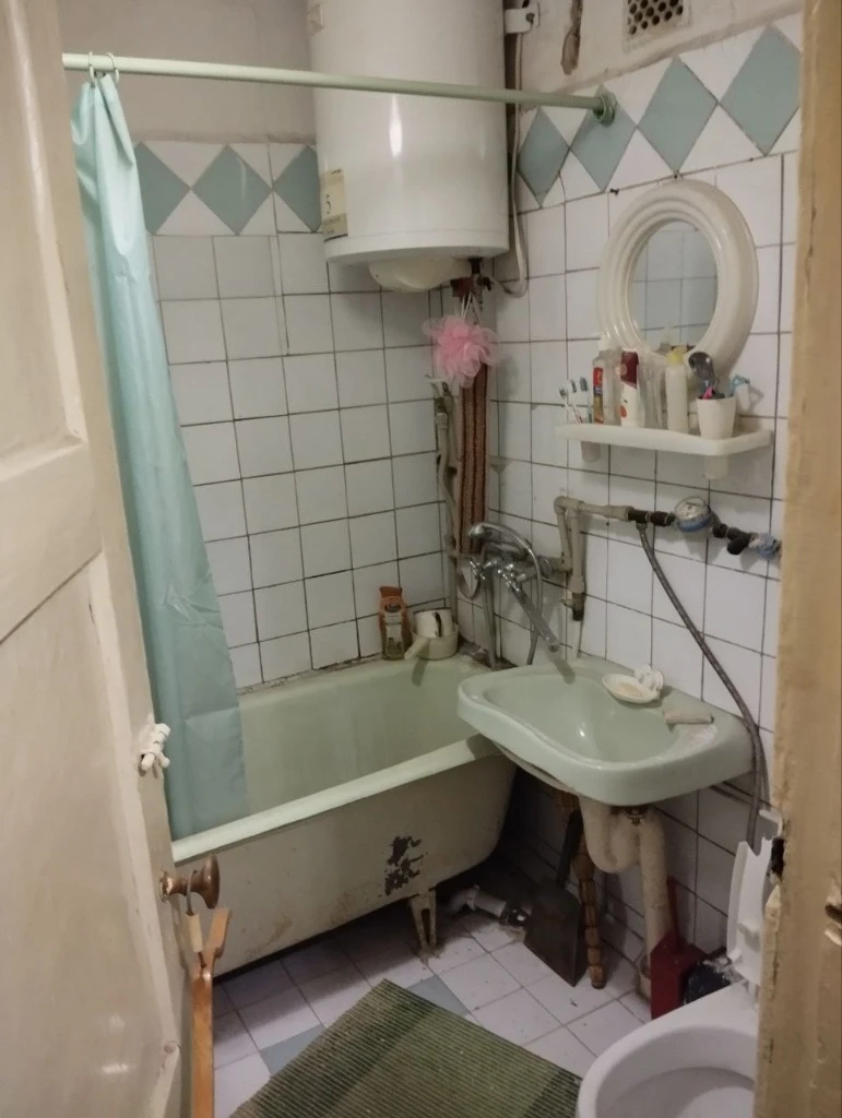 Продам 2х-комнатную квартиру в центре города торез, ул. Николаева 31. Квартира находится на комфортном 3 этаже. Рядом вся инфраструктура, магазины, транспорт. Цена -3 млн, возможен торг при осмотре. 8-951-507-45-97 нелли - фотография - 8