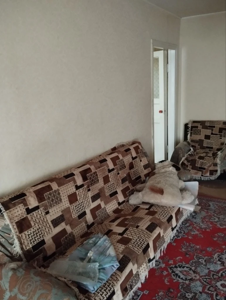 Продам 2х-комнатную квартиру в центре города торез, ул. Николаева 31. Квартира находится на комфортном 3 этаже. Рядом вся инфраструктура, магазины, транспорт. Цена -3 млн, возможен торг при осмотре. 8-951-507-45-97 нелли - фотография - 3