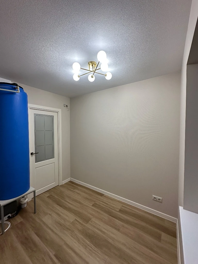 Собственник продам 2-к квартиру 49,5 в г. Харцызске, черемушки, после капитального ремонта, есть накопительная система с насосом, бойлер, цена снижена 3650000р. Тел. +79494390289 татьяна - фотография - 7