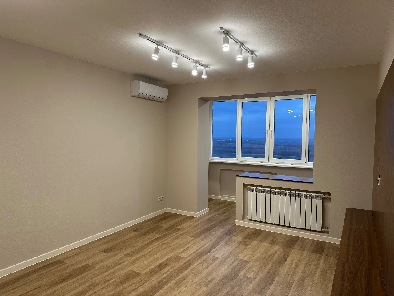 Собственник продам 2-к квартиру 49,5 в г. Харцызске, черемушки, после капитального ремонта, есть накопительная система с насосом, бойлер, цена снижена 3650000р. Тел. +79494390289 татьяна - фотография - 1