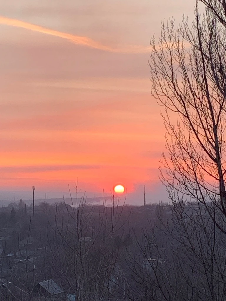 3-комнатная видовая квартира в центре енакиево. 5/9 эт, общая площадь 67кв. М. Есть балкон, застекленная лоджия, кладовая. Комнаты-18+12+11 кв. М, прихожая 12кв. М, кухня-8кв. М. Квартира двухстороння, окна на восток и запад. При входе тамбур на 2 квартиры. В 5-ти минутах две школы, два лет. Сада, больница, рынок, автостанция. Док. Рф. Цена 4 млн, торг. Тел +7(949)5122952 - фотография - 3