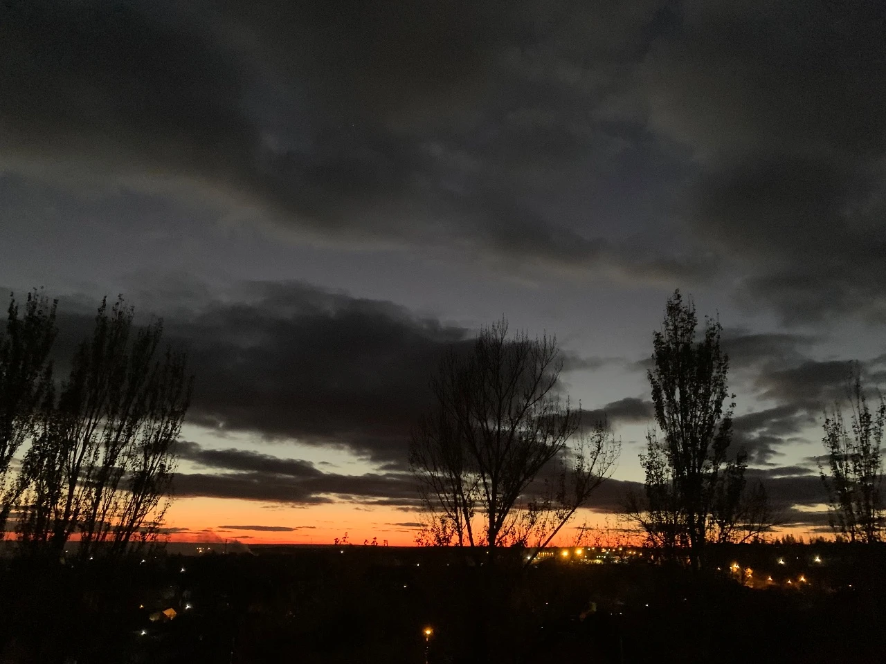 3-комнатная видовая квартира в центре енакиево. 5/9 эт, общая площадь 67кв. М. Есть балкон, застекленная лоджия, кладовая. Комнаты-18+12+11 кв. М, прихожая 12кв. М, кухня-8кв. М. Квартира двухстороння, окна на восток и запад. При входе тамбур на 2 квартиры. В 5-ти минутах две школы, два лет. Сада, больница, рынок, автостанция. Док. Рф. Цена 4 млн, торг. Тел +7(949)5122952 - фотография - 2