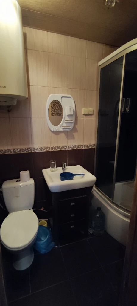 ‼️900 000 р‼️ в продаже 2-х комнатная квартира в ханженково, на больничном, ул. Кулабухова общая площадь 32м2 этаж 3/3, не угловая. Крыша шифер - перекрытая. Квартира очень теплая. Водонагреватель - 80 л окна м/п, радиаторы новые. Проводка заменена. Санузел совмещён. Вода идёт по графику, с отличным напором. В шаговой доступности - магазины, остановка, школа, детский сад, больница. Тел + 7949 521 86 78 елена ан - фотография - 5