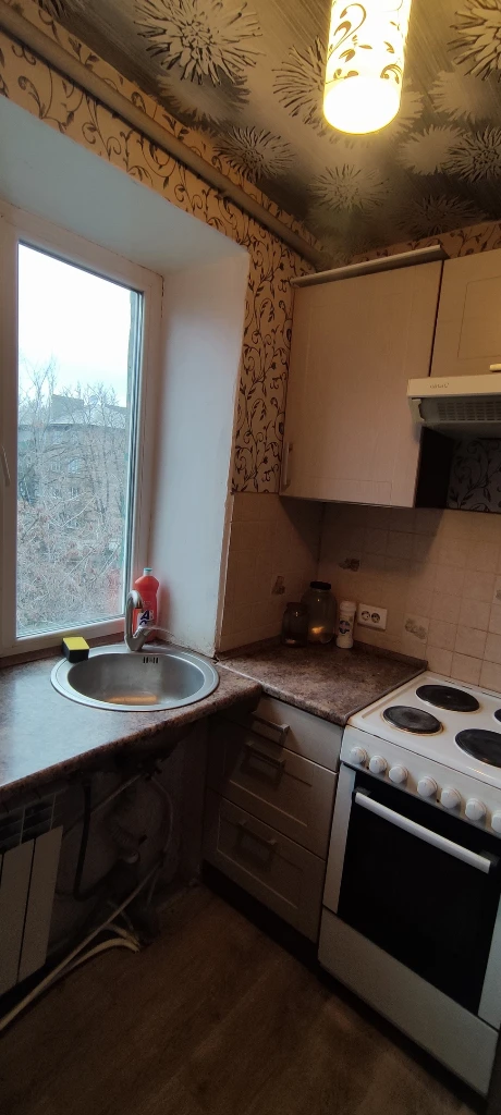 ‼️900 000 р‼️ в продаже 2-х комнатная квартира в ханженково, на больничном, ул. Кулабухова общая площадь 32м2 этаж 3/3, не угловая. Крыша шифер - перекрытая. Квартира очень теплая. Водонагреватель - 80 л окна м/п, радиаторы новые. Проводка заменена. Санузел совмещён. Вода идёт по графику, с отличным напором. В шаговой доступности - магазины, остановка, школа, детский сад, больница. Тел + 7949 521 86 78 елена ан - фотография - 2