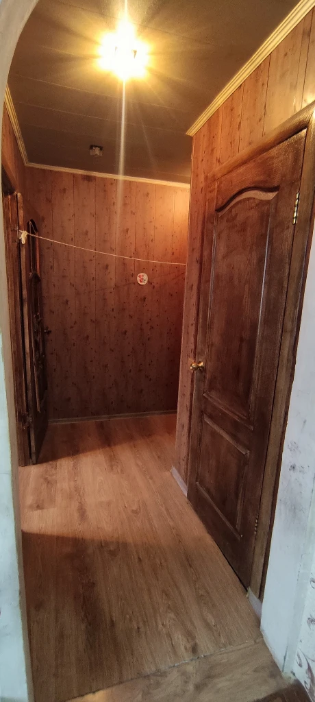 ‼️900 000 р‼️ в продаже 2-х комнатная квартира в ханженково, на больничном, ул. Кулабухова общая площадь 32м2 этаж 3/3, не угловая. Крыша шифер - перекрытая. Квартира очень теплая. Водонагреватель - 80 л окна м/п, радиаторы новые. Проводка заменена. Санузел совмещён. Вода идёт по графику, с отличным напором. В шаговой доступности - магазины, остановка, школа, детский сад, больница. Тел + 7949 521 86 78 елена ан - фотография - 7