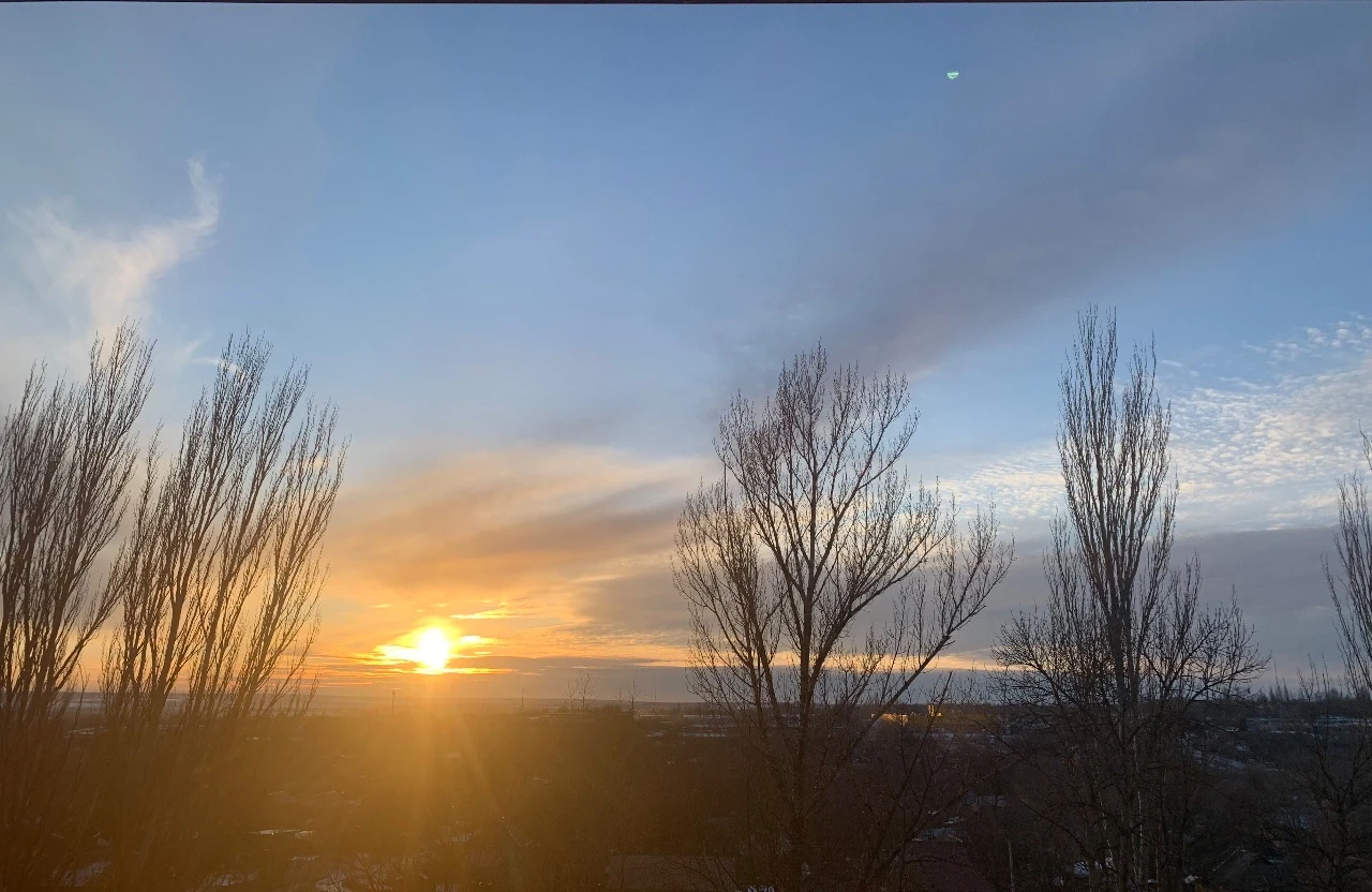 ❗продам 3-кв в центре енакиево ( первомайка, 60 лет ссср)❗ ✅большая крупногабаритная, с удобной планировкой, светлая квартира 67кв. М, 5/9 эт. Отличное расположение, прекрасный вид из окон- взгляд не упирается в соседние дома. Квартиры в этом доме продаются не часто. Балкон и застекленная лоджия, кладовая. Комнаты -18+12+11 кв. М, прихожая 12 кв. М, кухня 8 кв. М, можно увеличить за счет кладовой. Окна- пластик, направление -на восток и на запад ( прекрасные закаты гарантированы). ✅ в шаговой доступности гимназия им. Г. Т. Берегового, школа №1, два детских сада, мфц, больницы цгб и емз, рынок, автостанция, аптека, магазины, дк, остановки транспорта. Документы рф, один собственник, быстрый выход на сделку. Квартира нуждается в ремонте. Дополнительные фото по запросу. ✅ цена - 3,5 млн. Хороший торг при просмотре. Звоните, договоримся. ) телефон +7(949)5122952, или тг. - фотография - 3