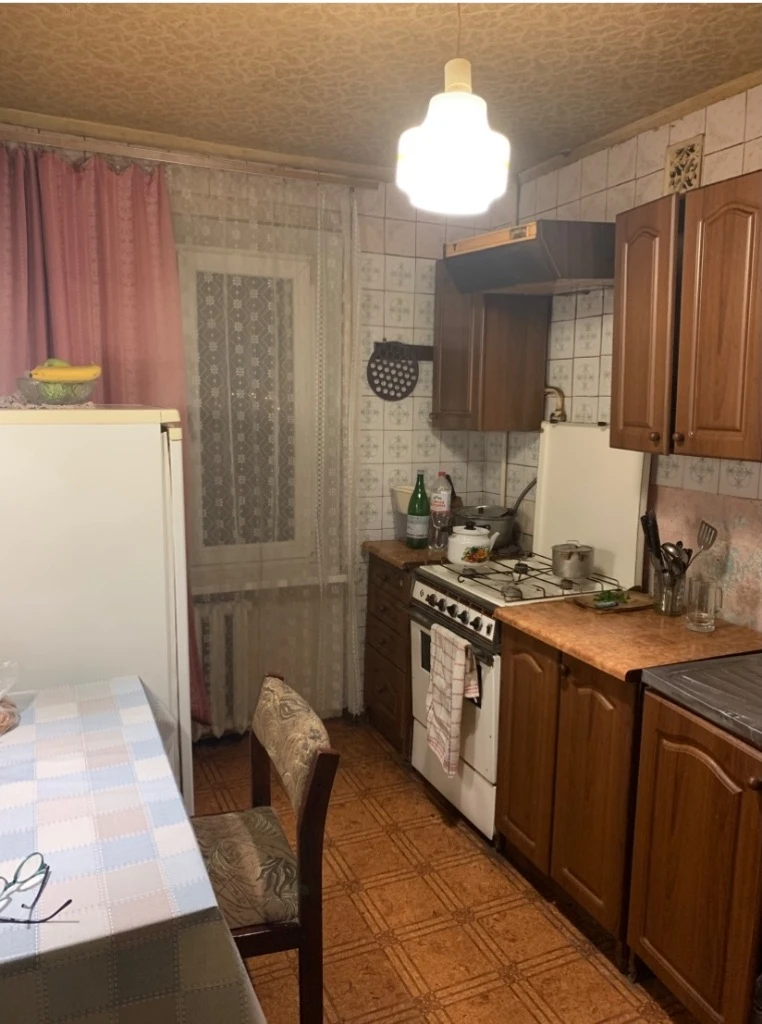 ❗продам 3-кв в центре енакиево ( первомайка, 60 лет ссср)❗ ✅большая крупногабаритная, с удобной планировкой, светлая квартира 67кв. М, 5/9 эт. Отличное расположение, прекрасный вид из окон- взгляд не упирается в соседние дома. Квартиры в этом доме продаются не часто. Балкон и застекленная лоджия, кладовая. Комнаты -18+12+11 кв. М, прихожая 12 кв. М, кухня 8 кв. М, можно увеличить за счет кладовой. Окна- пластик, направление -на восток и на запад ( прекрасные закаты гарантированы). ✅ в шаговой доступности гимназия им. Г. Т. Берегового, школа №1, два детских сада, мфц, больницы цгб и емз, рынок, автостанция, аптека, магазины, дк, остановки транспорта. Документы рф, один собственник, быстрый выход на сделку. Квартира нуждается в ремонте. Дополнительные фото по запросу. ✅ цена - 3,5 млн. Хороший торг при просмотре. Звоните, договоримся. ) телефон +7(949)5122952, или тг. - фотография - 5