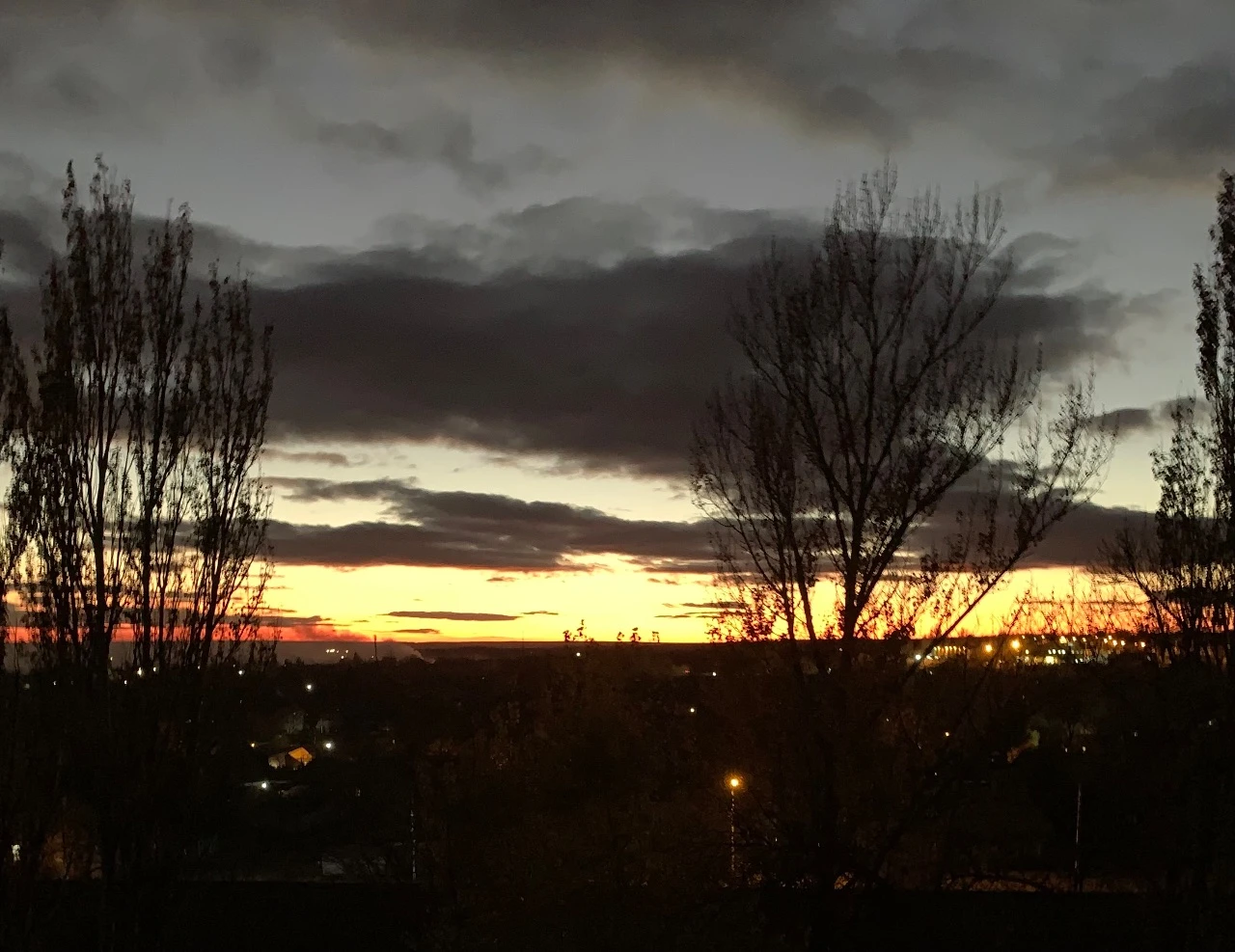 ❗продам 3-кв в центре енакиево ( первомайка, 60 лет ссср)❗ ✅большая крупногабаритная, с удобной планировкой, светлая квартира 67кв. М, 5/9 эт. Отличное расположение, прекрасный вид из окон- взгляд не упирается в соседние дома. Квартиры в этом доме продаются не часто. Балкон и застекленная лоджия, кладовая. Комнаты -18+12+11 кв. М, прихожая 12 кв. М, кухня 8 кв. М, можно увеличить за счет кладовой. Окна- пластик, направление -на восток и на запад ( прекрасные закаты гарантированы). ✅ в шаговой доступности гимназия им. Г. Т. Берегового, школа №1, два детских сада, мфц, больницы цгб и емз, рынок, автостанция, аптека, магазины, дк, остановки транспорта. Документы рф, один собственник, быстрый выход на сделку. Квартира нуждается в ремонте. Дополнительные фото по запросу. ✅ цена - 3,5 млн. Хороший торг при просмотре. Звоните, договоримся. ) телефон +7(949)5122952, или тг. - фотография - 4