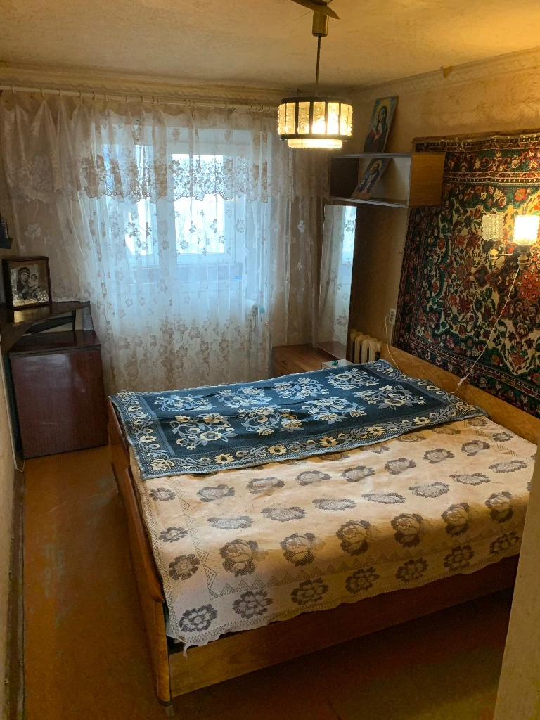 ❗продам 3-кв в центре енакиево ( первомайка, 60 лет ссср)❗ ✅большая крупногабаритная, с удобной планировкой, светлая квартира 67кв. М, 5/9 эт. Отличное расположение, прекрасный вид из окон- взгляд не упирается в соседние дома. Квартиры в этом доме продаются не часто. Балкон и застекленная лоджия, кладовая. Комнаты -18+12+11 кв. М, прихожая 12 кв. М, кухня 8 кв. М, можно увеличить за счет кладовой. Окна- пластик, направление -на восток и на запад ( прекрасные закаты гарантированы). ✅ в шаговой доступности гимназия им. Г. Т. Берегового, школа №1, два детских сада, мфц, больницы цгб и емз, рынок, автостанция, аптека, магазины, дк, остановки транспорта. Документы рф, один собственник, быстрый выход на сделку. Квартира нуждается в ремонте. Дополнительные фото по запросу. ✅ цена - 3,5 млн. Хороший торг при просмотре. Звоните, договоримся. ) телефон +7(949)5122952, или тг. - фотография - 7