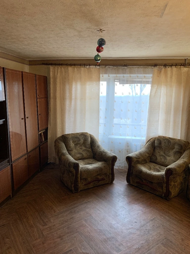 ❗продам 3-кв в центре енакиево ( первомайка, 60 лет ссср)❗ ✅большая крупногабаритная, с удобной планировкой, светлая квартира 67кв. М, 5/9 эт. Отличное расположение, прекрасный вид из окон- взгляд не упирается в соседние дома. Квартиры в этом доме продаются не часто. Балкон и застекленная лоджия, кладовая. Комнаты -18+12+11 кв. М, прихожая 12 кв. М, кухня 8 кв. М, можно увеличить за счет кладовой. Окна- пластик, направление -на восток и на запад ( прекрасные закаты гарантированы). ✅ в шаговой доступности гимназия им. Г. Т. Берегового, школа №1, два детских сада, мфц, больницы цгб и емз, рынок, автостанция, аптека, магазины, дк, остановки транспорта. Документы рф, один собственник, быстрый выход на сделку. Квартира нуждается в ремонте. Дополнительные фото по запросу. ✅ цена - 3,5 млн. Хороший торг при просмотре. Звоните, договоримся. ) телефон +7(949)5122952, или тг. - фотография - 8