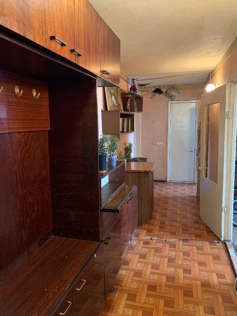 ❗продам 3-кв в центре енакиево ( первомайка, 60 лет ссср)❗ ✅большая крупногабаритная, с удобной планировкой, светлая квартира 67кв. М, 5/9 эт. Отличное расположение, прекрасный вид из окон- взгляд не упирается в соседние дома. Квартиры в этом доме продаются не часто. Балкон и застекленная лоджия, кладовая. Комнаты -18+12+11 кв. М, прихожая 12 кв. М, кухня 8 кв. М, можно увеличить за счет кладовой. Окна- пластик, направление -на восток и на запад ( прекрасные закаты гарантированы). ✅ в шаговой доступности гимназия им. Г. Т. Берегового, школа №1, два детских сада, мфц, больницы цгб и емз, рынок, автостанция, аптека, магазины, дк, остановки транспорта. Документы рф, один собственник, быстрый выход на сделку. Квартира нуждается в ремонте. Дополнительные фото по запросу. ✅ цена - 3,5 млн. Хороший торг при просмотре. Звоните, договоримся. ) телефон +7(949)5122952, или тг. - фотография - 9