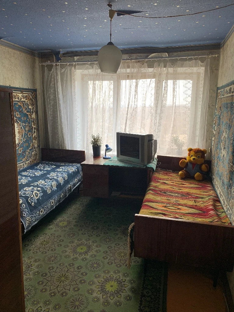 ❗продам 3-кв в центре енакиево ( первомайка, 60 лет ссср)❗ ✅большая крупногабаритная, с удобной планировкой, светлая квартира 67кв. М, 5/9 эт. Отличное расположение, прекрасный вид из окон- взгляд не упирается в соседние дома. Квартиры в этом доме продаются не часто. Балкон и застекленная лоджия, кладовая. Комнаты -18+12+11 кв. М, прихожая 12 кв. М, кухня 8 кв. М, можно увеличить за счет кладовой. Окна- пластик, направление -на восток и на запад ( прекрасные закаты гарантированы). ✅ в шаговой доступности гимназия им. Г. Т. Берегового, школа №1, два детских сада, мфц, больницы цгб и емз, рынок, автостанция, аптека, магазины, дк, остановки транспорта. Документы рф, один собственник, быстрый выход на сделку. Квартира нуждается в ремонте. Дополнительные фото по запросу. ✅ цена - 3,5 млн. Хороший торг при просмотре. Звоните, договоримся. ) телефон +7(949)5122952, или тг. - фотография - 6