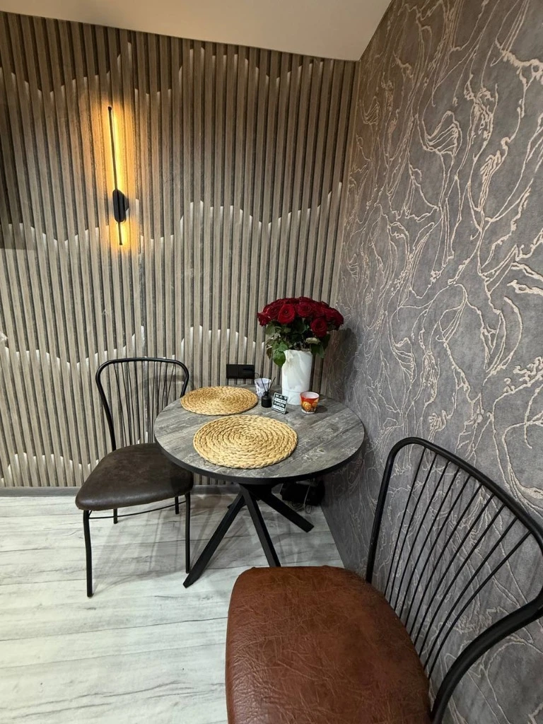 Мы сдаем 1 комнатную квартиру в центре енакиево ⤵️в квартире есть все необходимые условия для проживания: холодильник, чайник, микроволновка, горячая и холодная вода,2-х спальная кровать, диван, wi-fi, стиральная машина, сушилка для белья, утюг, телевизор, фен ✅мы сдаём и принимаем квартиру в чистом виде!!! ⛔️ у нас в квартире запрещено курить(для этого есть балкон) стоимость проживания за сутки 4000 руб - фотография - 4