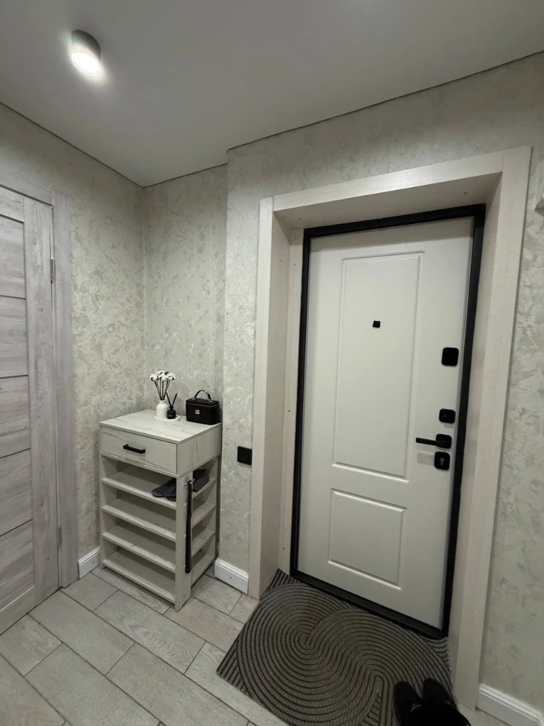 Мы сдаем 1 комнатную квартиру в центре енакиево ⤵️в квартире есть все необходимые условия для проживания: холодильник, чайник, микроволновка, горячая и холодная вода,2-х спальная кровать, диван, wi-fi, стиральная машина, сушилка для белья, утюг, телевизор, фен ✅мы сдаём и принимаем квартиру в чистом виде!!! ⛔️ у нас в квартире запрещено курить(для этого есть балкон) стоимость проживания за сутки 4000 руб - фотография - 7