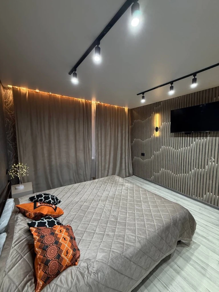 Мы сдаем 1 комнатную квартиру в центре енакиево ⤵️в квартире есть все необходимые условия для проживания: холодильник, чайник, микроволновка, горячая и холодная вода,2-х спальная кровать, диван, wi-fi, стиральная машина, сушилка для белья, утюг, телевизор, фен ✅мы сдаём и принимаем квартиру в чистом виде!!! ⛔️ у нас в квартире запрещено курить(для этого есть балкон) стоимость проживания за сутки 4000 руб - фотография - 1