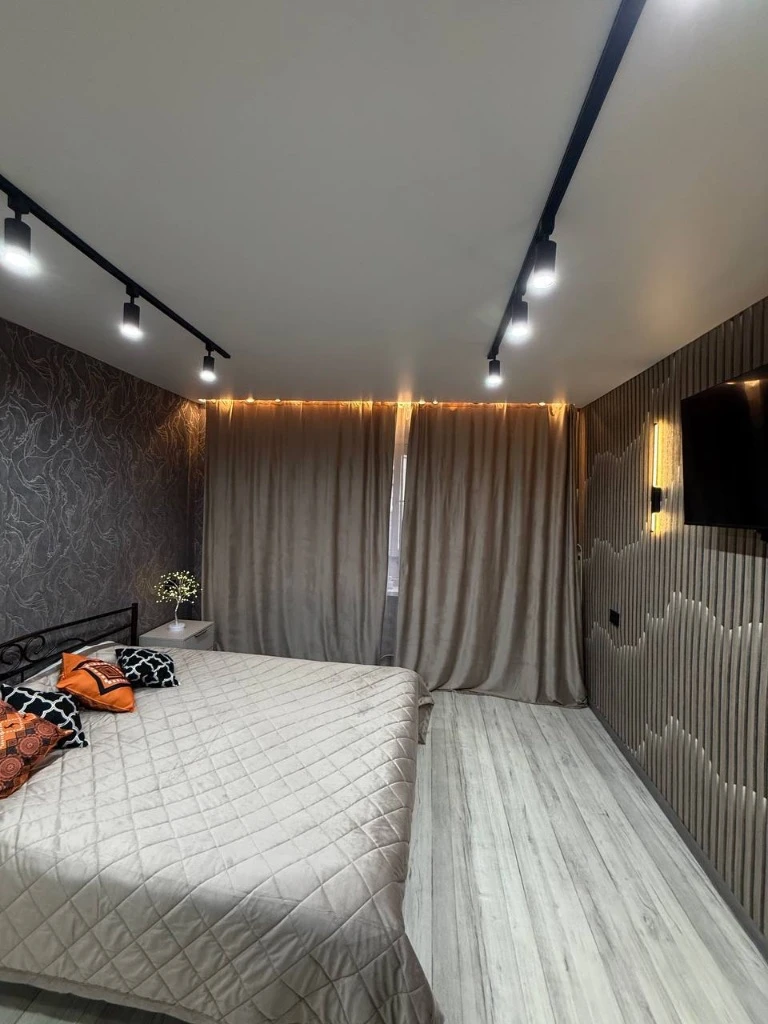 Мы сдаем 1 комнатную квартиру в центре енакиево ⤵️в квартире есть все необходимые условия для проживания: холодильник, чайник, микроволновка, горячая и холодная вода,2-х спальная кровать, диван, wi-fi, стиральная машина, сушилка для белья, утюг, телевизор, фен ✅мы сдаём и принимаем квартиру в чистом виде!!! ⛔️ у нас в квартире запрещено курить(для этого есть балкон) стоимость проживания за сутки 4000 руб - фотография - 2