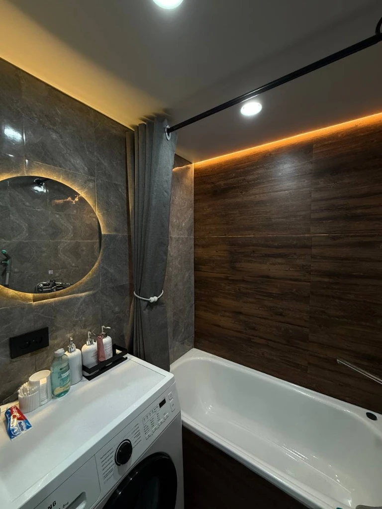 Мы сдаем 1 комнатную квартиру в центре енакиево ⤵️в квартире есть все необходимые условия для проживания: холодильник, чайник, микроволновка, горячая и холодная вода,2-х спальная кровать, диван, wi-fi, стиральная машина, сушилка для белья, утюг, телевизор, фен ✅мы сдаём и принимаем квартиру в чистом виде!!! ⛔️ у нас в квартире запрещено курить(для этого есть балкон) стоимость проживания за сутки 4000 руб - фотография - 5