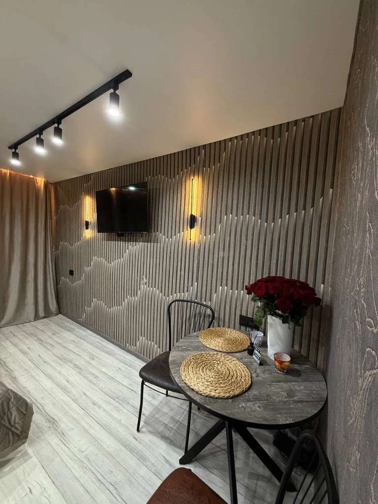 Мы сдаем 1 комнатную квартиру в центре енакиево ⤵️в квартире есть все необходимые условия для проживания: холодильник, чайник, микроволновка, горячая и холодная вода,2-х спальная кровать, диван, wi-fi, стиральная машина, сушилка для белья, утюг, телевизор, фен ✅мы сдаём и принимаем квартиру в чистом виде!!! ⛔️ у нас в квартире запрещено курить(для этого есть балкон) стоимость проживания за сутки 4000 руб - фотография - 3