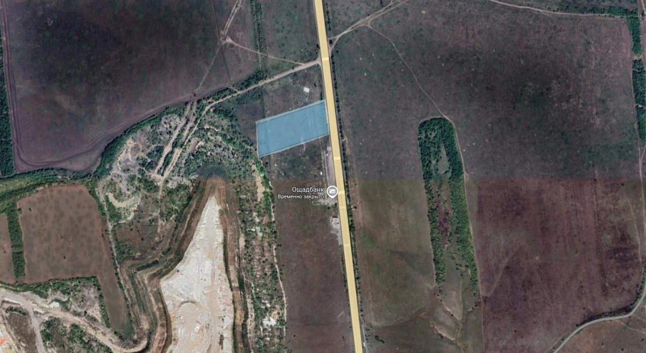 Продам земельный участок 200 соток вдоль трассы донецк – мариуполь участок расположен непосредственно вдоль дороги "перед въездом в новотроицкое", удобный подъезд и выезд на трассу. Отлично подходит под коммерческое использование: логистическую базу, сто, стоянку грузового транспорта, складскую площадку, стройбазу или придорожный бизнес. Общая площадь — 2 гектара. Половина территории отсыпана щебнем и готова для использования под технику или складирование. Очень хорошая видимость с трассы и постоянный автомобильный трафик. Цена: 15 500 000 руб. Все вопросы по телефону: +7(949)558-37-27 - фотография - 5