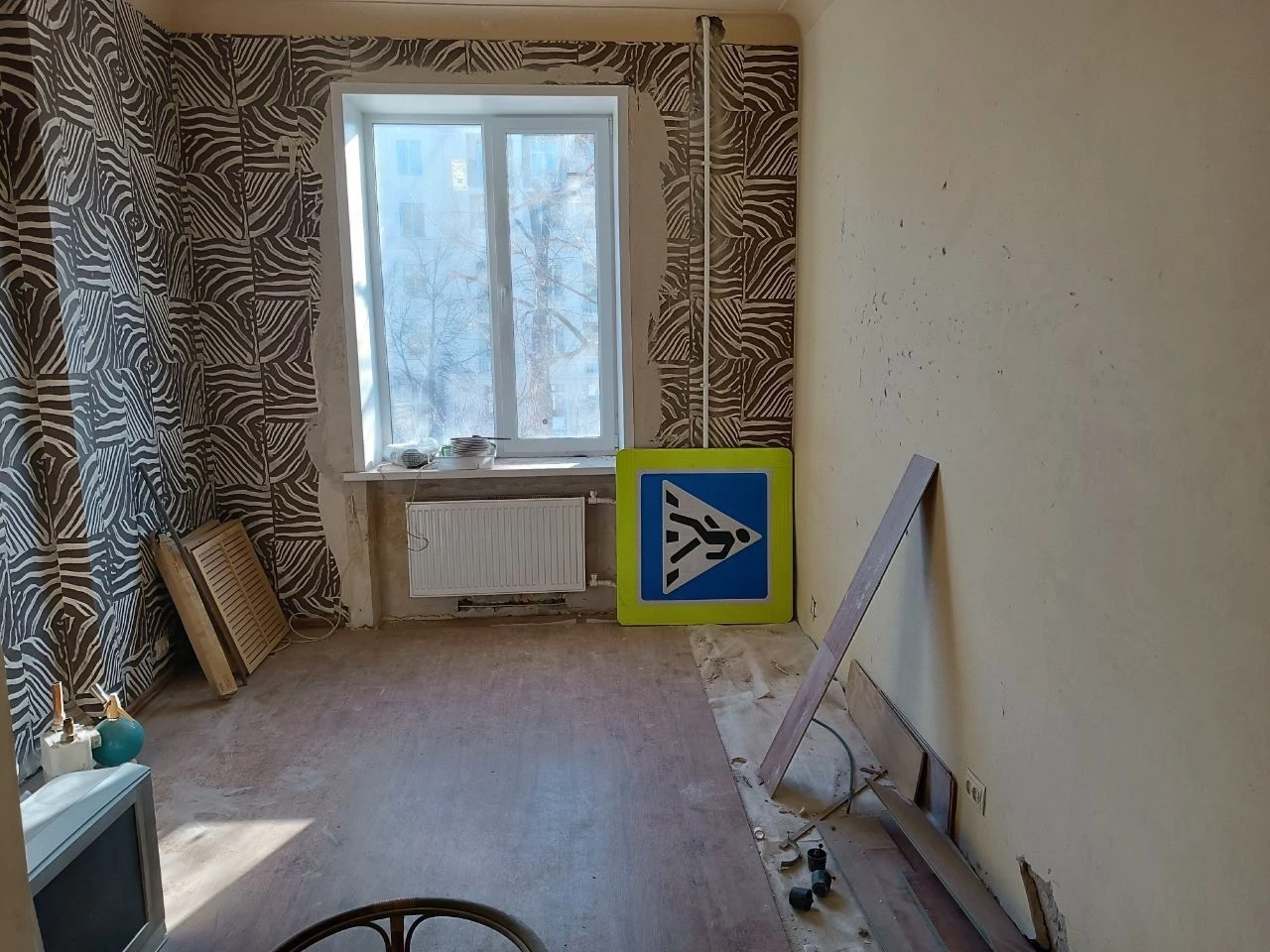 Продается 3 - х комнатная квартира, г. Мариуполь, ул. Артёма, ориентир драмтеатр. Характеристики: ✅ комнат в квартире - 3 комнаты. ✅ общая площадь- 69,8 кв. М. ✅ кухня -7,63 кв. М. ✅ планировка комнат раздельная, сан. Узел раздельный. ✅ в квартире выполнены ремонтные работы. ✅ снаружи дом в процессе реставрации. ✅ окна выходят во двор и на ул. Артема. ✅ зарегистрированных нет. Один собственник. ⚡цена 6 млн. Рублей ⚡ ☎ +7 949 508 04 04 ☎ +7 949 509 04 04 больше информации на сайте этаж. Рус артикул 005164 - фотография - 5