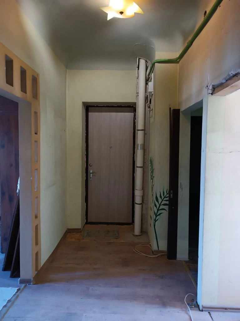 Продается 3 - х комнатная квартира, г. Мариуполь, ул. Артёма, ориентир драмтеатр. Характеристики: ✅ комнат в квартире - 3 комнаты. ✅ общая площадь- 69,8 кв. М. ✅ кухня -7,63 кв. М. ✅ планировка комнат раздельная, сан. Узел раздельный. ✅ в квартире выполнены ремонтные работы. ✅ снаружи дом в процессе реставрации. ✅ окна выходят во двор и на ул. Артема. ✅ зарегистрированных нет. Один собственник. ⚡цена 6 млн. Рублей ⚡ ☎ +7 949 508 04 04 ☎ +7 949 509 04 04 больше информации на сайте этаж. Рус артикул 005164 - фотография - 7