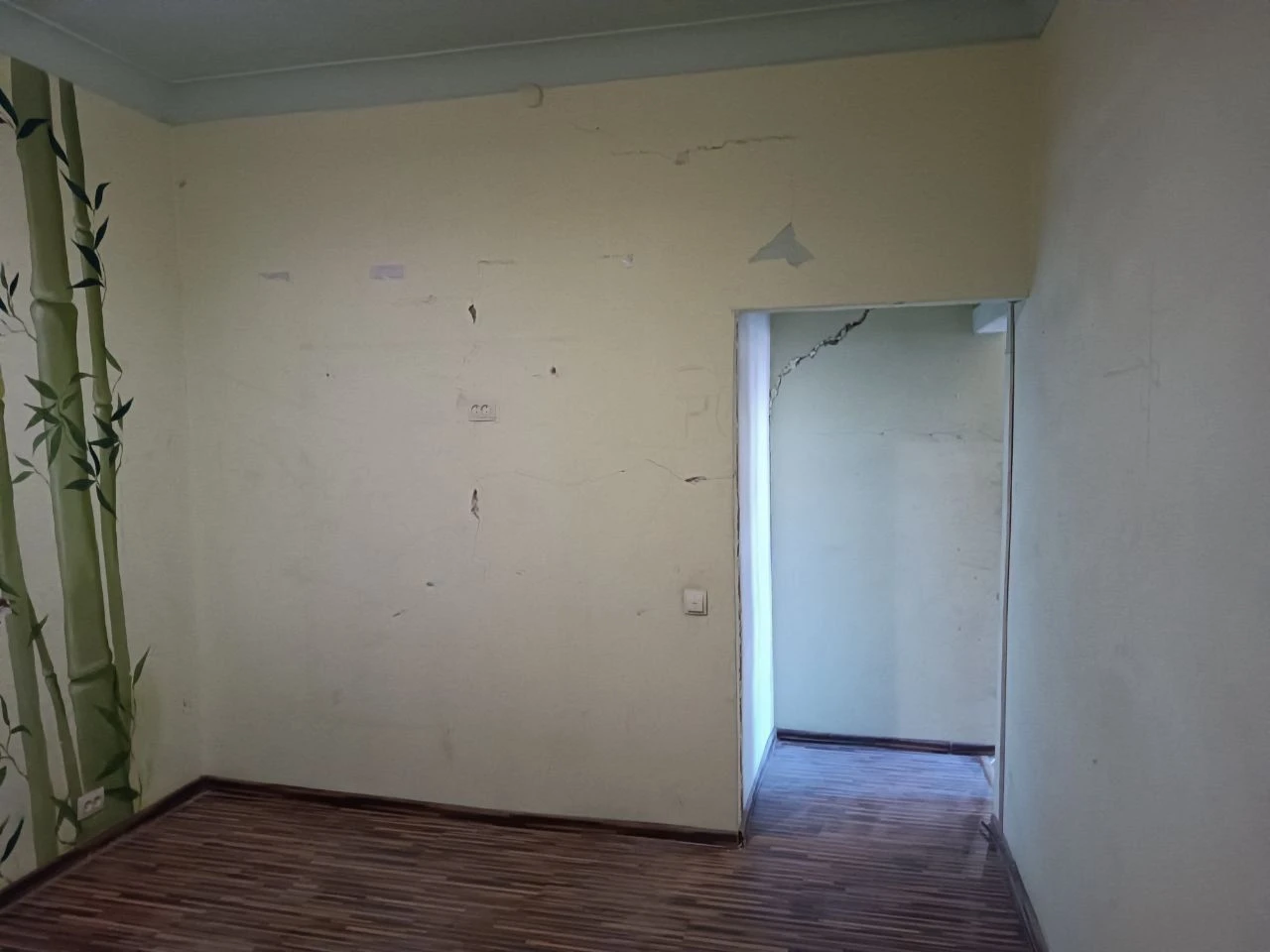 Продается 3 - х комнатная квартира, г. Мариуполь, ул. Артёма, ориентир драмтеатр. Характеристики: ✅ комнат в квартире - 3 комнаты. ✅ общая площадь- 69,8 кв. М. ✅ кухня -7,63 кв. М. ✅ планировка комнат раздельная, сан. Узел раздельный. ✅ в квартире выполнены ремонтные работы. ✅ снаружи дом в процессе реставрации. ✅ окна выходят во двор и на ул. Артема. ✅ зарегистрированных нет. Один собственник. ⚡цена 6 млн. Рублей ⚡ ☎ +7 949 508 04 04 ☎ +7 949 509 04 04 больше информации на сайте этаж. Рус артикул 005164 - фотография - 8