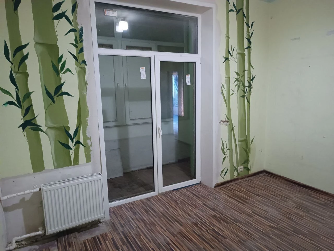 Продается 3 - х комнатная квартира, г. Мариуполь, ул. Артёма, ориентир драмтеатр. Характеристики: ✅ комнат в квартире - 3 комнаты. ✅ общая площадь- 69,8 кв. М. ✅ кухня -7,63 кв. М. ✅ планировка комнат раздельная, сан. Узел раздельный. ✅ в квартире выполнены ремонтные работы. ✅ снаружи дом в процессе реставрации. ✅ окна выходят во двор и на ул. Артема. ✅ зарегистрированных нет. Один собственник. ⚡цена 6 млн. Рублей ⚡ ☎ +7 949 508 04 04 ☎ +7 949 509 04 04 больше информации на сайте этаж. Рус артикул 005164 - фотография - 4