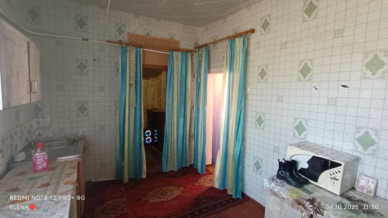 Срочно продам 600т. Р ш.10 г. Снежное. Район водоканала. +79490489321 квартира 1комнатная(зал, кухня, коридор и отдельно зимняя кухня на 2 половинки) - фотография - 4