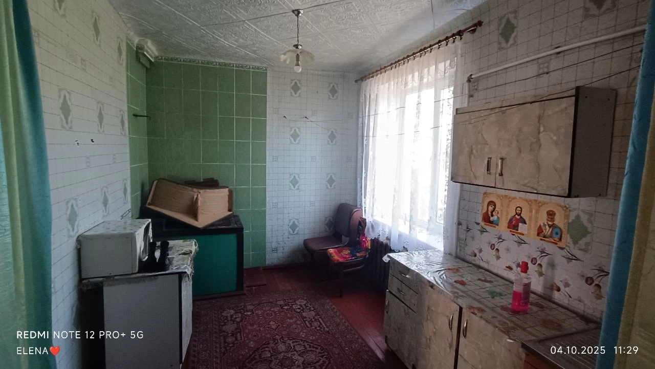 Срочно продам 600т. Р ш.10 г. Снежное. Район водоканала. +79490489321 квартира 1комнатная(зал, кухня, коридор и отдельно зимняя кухня на 2 половинки) - фотография - 3