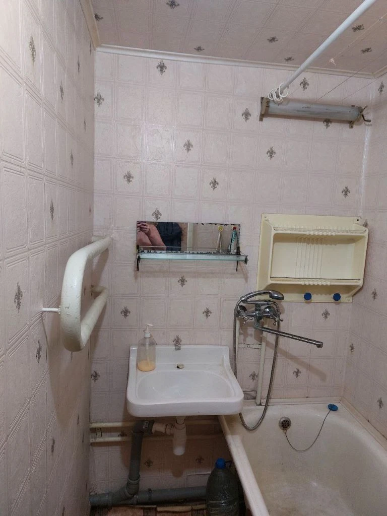 Продам 2-х комнатную квартиру, общей площадью 42,8 м. Кв. , расположенную на 5-том этаже, 5-ти этажного дома на ж/м "солнечный в калининском районе г. Горловка. Стоимость 1100 000 руб. , возможен торг и рассрочка до 6 мес. За дополнительной информацией обращаться по тел. +7949-702-32-72. Не агенство! - фотография - 5