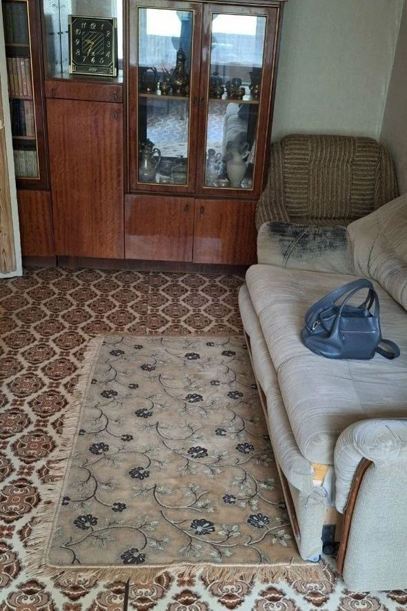 Донецк днр квартир с 1 комн рн заперевальная цена 15000р + комуслуге. Агентство недвижимости ☎️+79494946048 площадь 31 м² жилая 17м² кухня 7м² этаж 1/5ти расположение интернат ул. Полоцкая 11( номер дома указан ориентировочный) просмотр по договоренности. Холодная вода по графику, круглосуточно, подача в квартиру. Горячая вода, колонка газовая. Мебель, двухкамерный холодильник. Все необходимое для проживания. Звоните! Цена 15000 рублей + все коммунальные интернет, тв. + залог 15000р+услуги риелтора 15000р фото соответствует. Пожелания для арендаторов гражданских, для одного или пары, без детей!без животных!порядочных, аккуратных платёжеспособных. Предложение от агентства недвижимости, услуги риелтора оплачиваются только после подписания договора аренды. ... . Не путать с информационными офисами, . ... , заранее денег не берём. Только реальные квартиры. Подбор вариантов различной степени, комфортности, все районы г. Донецка. Оставляйте свои заявки, сниму, сдам -наша база ежедневно обновляется. Будем рады быть вам полезными. С нами легко и уверенно! +79494046048 феникс-телеграмм, мах. - фотография - 9