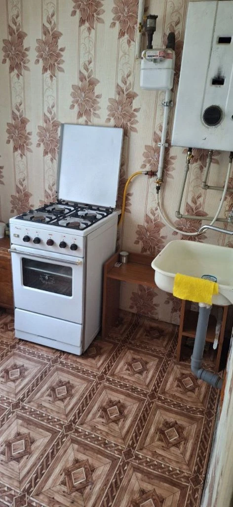 Донецк днр квартир с 1 комн рн заперевальная цена 15000р + комуслуге. Агентство недвижимости ☎️+79494946048 площадь 31 м² жилая 17м² кухня 7м² этаж 1/5ти расположение интернат ул. Полоцкая 11( номер дома указан ориентировочный) просмотр по договоренности. Холодная вода по графику, круглосуточно, подача в квартиру. Горячая вода, колонка газовая. Мебель, двухкамерный холодильник. Все необходимое для проживания. Звоните! Цена 15000 рублей + все коммунальные интернет, тв. + залог 15000р+услуги риелтора 15000р фото соответствует. Пожелания для арендаторов гражданских, для одного или пары, без детей!без животных!порядочных, аккуратных платёжеспособных. Предложение от агентства недвижимости, услуги риелтора оплачиваются только после подписания договора аренды. ... . Не путать с информационными офисами, . ... , заранее денег не берём. Только реальные квартиры. Подбор вариантов различной степени, комфортности, все районы г. Донецка. Оставляйте свои заявки, сниму, сдам -наша база ежедневно обновляется. Будем рады быть вам полезными. С нами легко и уверенно! +79494046048 феникс-телеграмм, мах. - фотография - 5