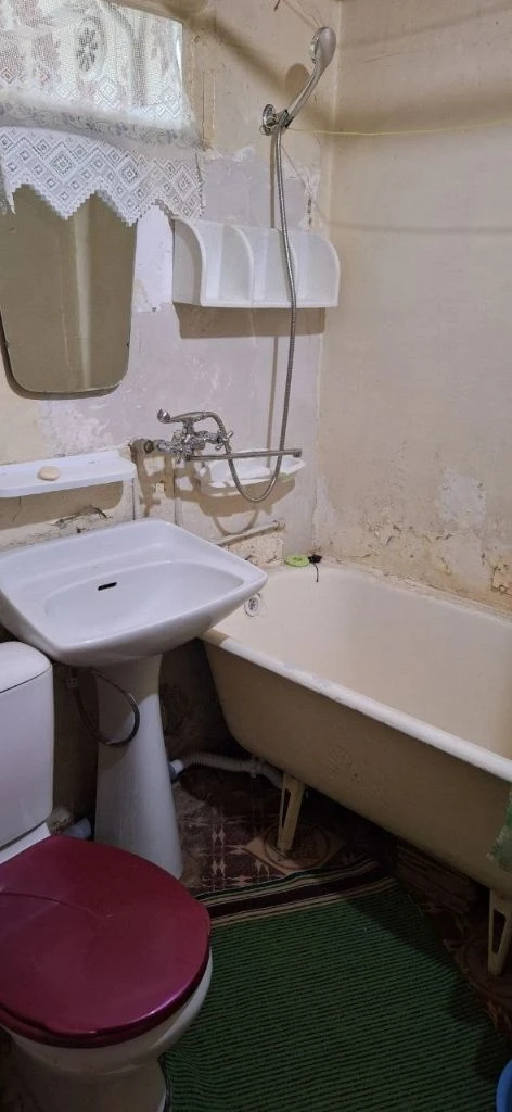 Донецк днр квартир с 1 комн рн заперевальная цена 15000р + комуслуге. Агентство недвижимости ☎️+79494946048 площадь 31 м² жилая 17м² кухня 7м² этаж 1/5ти расположение интернат ул. Полоцкая 11( номер дома указан ориентировочный) просмотр по договоренности. Холодная вода по графику, круглосуточно, подача в квартиру. Горячая вода, колонка газовая. Мебель, двухкамерный холодильник. Все необходимое для проживания. Звоните! Цена 15000 рублей + все коммунальные интернет, тв. + залог 15000р+услуги риелтора 15000р фото соответствует. Пожелания для арендаторов гражданских, для одного или пары, без детей!без животных!порядочных, аккуратных платёжеспособных. Предложение от агентства недвижимости, услуги риелтора оплачиваются только после подписания договора аренды. ... . Не путать с информационными офисами, . ... , заранее денег не берём. Только реальные квартиры. Подбор вариантов различной степени, комфортности, все районы г. Донецка. Оставляйте свои заявки, сниму, сдам -наша база ежедневно обновляется. Будем рады быть вам полезными. С нами легко и уверенно! +79494046048 феникс-телеграмм, мах. - фотография - 13