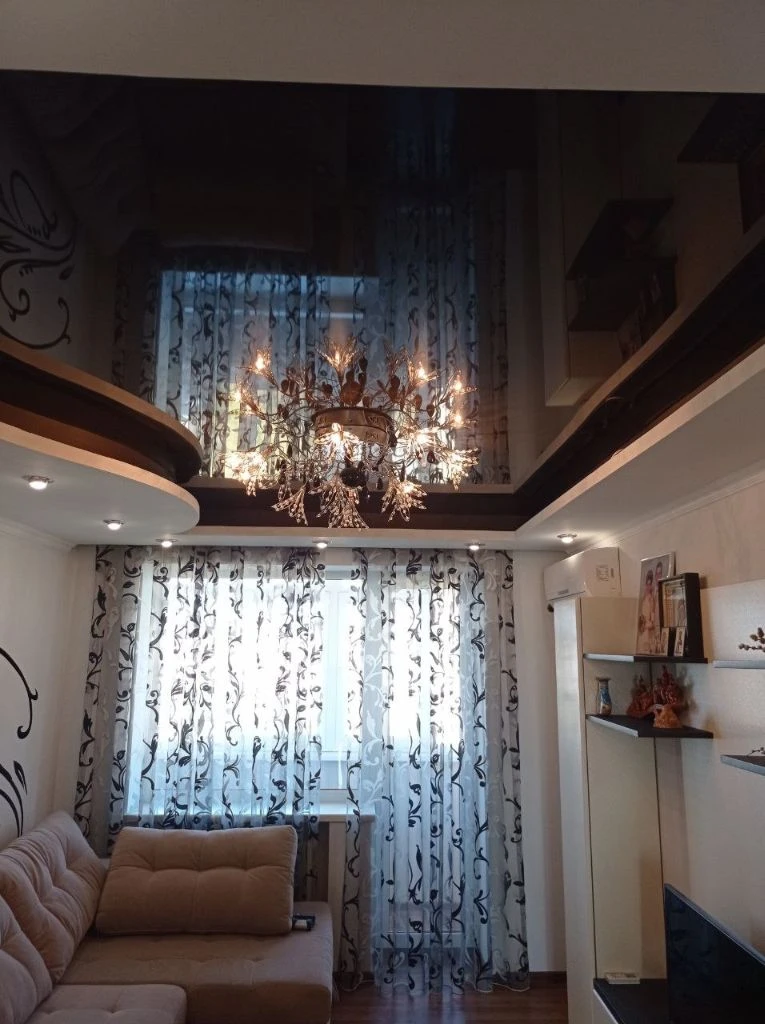 Донецк днр 3х км квартир с евро ремонтом рн. Цена 7950000 рублей. Агентство недвижимости ☎️+79494046048 общая площадь 66.3 м² площадь кухни 8.8м² жилая площадь 43.8 м² две лоджии этаж 8 этажей в доме 9 шикарная квартира расположение ул. Щетинина д.25(номер дома указан ориентировочный) кооперативный дом. В квартире современный, дизайнерский ремонт, качественная бытовая техника, комфортная мягкая мебель, стильная мебель. Встроенная кухня, посудомоечная машина, система фильтрации воды, холодильник, варочная электрическая панель, духовой шкаф, микроволновая печь. Дизайнерская стена в кухне - картина написана художником. - шкаф -купе в коридоре; -в первой спальне дубовая кровать + шкаф купе; -гостинная шикарная, угловой диван, кондиционер, аквариум, барная тумба; -вторая спальня- детская-кабинет гарнитурная мебель; - две лоджии, на одной выведено отопление на лоджию. -стильные натяжные потолки. -квартира теплая, просторная - энергетика приятная, здесь хочется жить!; -вода холодная по графику подача в квартиру. Есть водонагревательный бак. Санузел раздельный, ванна. Документы готовы. Один собственник ремонт делался для себя, с использованием высококачественных отделочных и строительных материалов. Фото соответствуют(дополнительные по запросу) цена 7950000рублей+оплата услуг риелтора. Предложение от агентства недвижимости, не путать с информационными агентствами. Оставляйте свои заявки куплю, продам, наша база обновляется ежедневно, будем рады быть вам полезными. С нами легко и уверенно!звоните, ждём вас! +79484046048 феникс, телеграмм, мах - фотография - 5