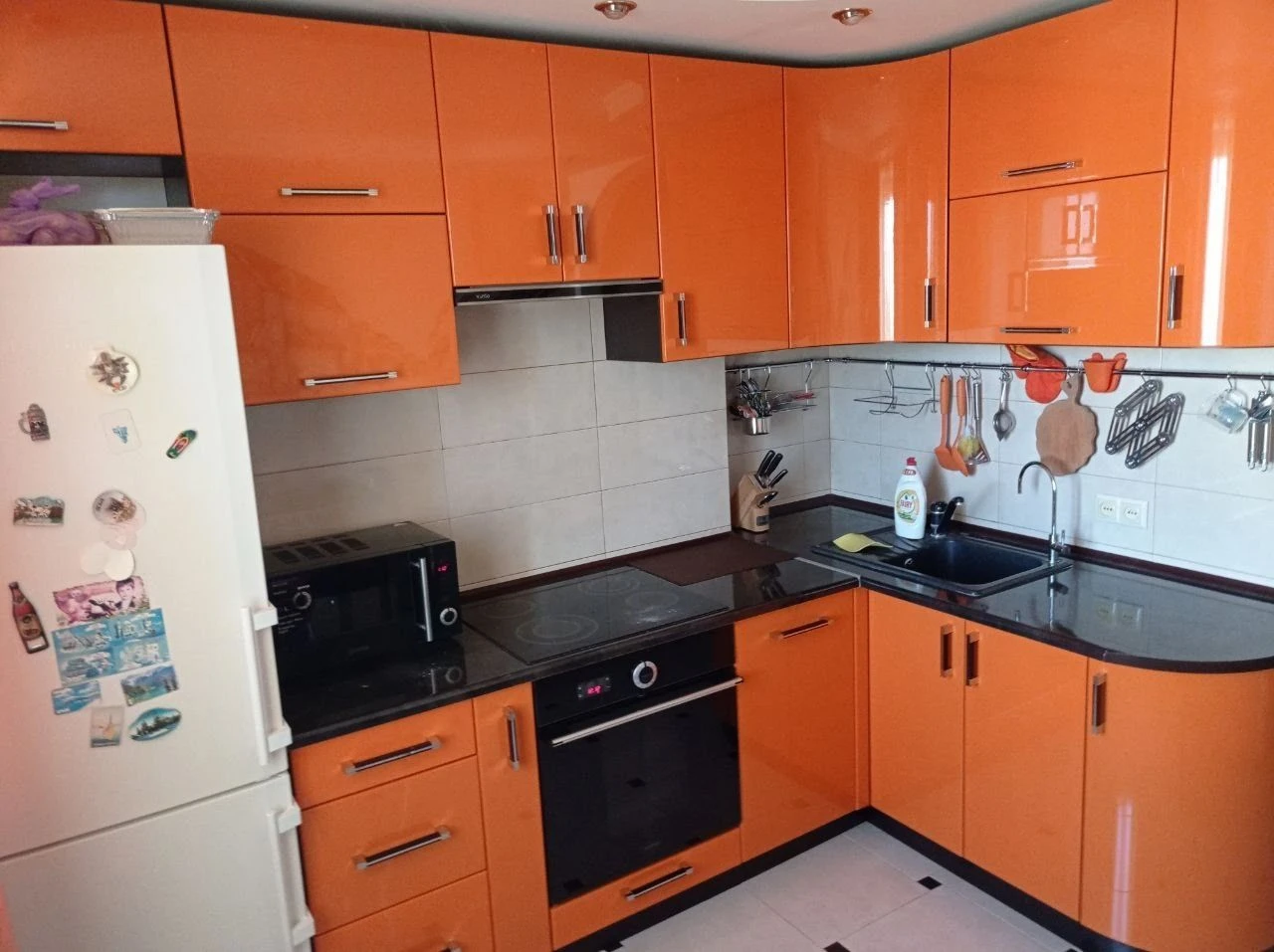 Донецк днр 3х км квартир с евро ремонтом рн. Цена 7950000 рублей. Агентство недвижимости ☎️+79494046048 общая площадь 66.3 м² площадь кухни 8.8м² жилая площадь 43.8 м² две лоджии этаж 8 этажей в доме 9 шикарная квартира расположение ул. Щетинина д.25(номер дома указан ориентировочный) кооперативный дом. В квартире современный, дизайнерский ремонт, качественная бытовая техника, комфортная мягкая мебель, стильная мебель. Встроенная кухня, посудомоечная машина, система фильтрации воды, холодильник, варочная электрическая панель, духовой шкаф, микроволновая печь. Дизайнерская стена в кухне - картина написана художником. - шкаф -купе в коридоре; -в первой спальне дубовая кровать + шкаф купе; -гостинная шикарная, угловой диван, кондиционер, аквариум, барная тумба; -вторая спальня- детская-кабинет гарнитурная мебель; - две лоджии, на одной выведено отопление на лоджию. -стильные натяжные потолки. -квартира теплая, просторная - энергетика приятная, здесь хочется жить!; -вода холодная по графику подача в квартиру. Есть водонагревательный бак. Санузел раздельный, ванна. Документы готовы. Один собственник ремонт делался для себя, с использованием высококачественных отделочных и строительных материалов. Фото соответствуют(дополнительные по запросу) цена 7950000рублей+оплата услуг риелтора. Предложение от агентства недвижимости, не путать с информационными агентствами. Оставляйте свои заявки куплю, продам, наша база обновляется ежедневно, будем рады быть вам полезными. С нами легко и уверенно!звоните, ждём вас! +79484046048 феникс, телеграмм, мах - фотография - 1