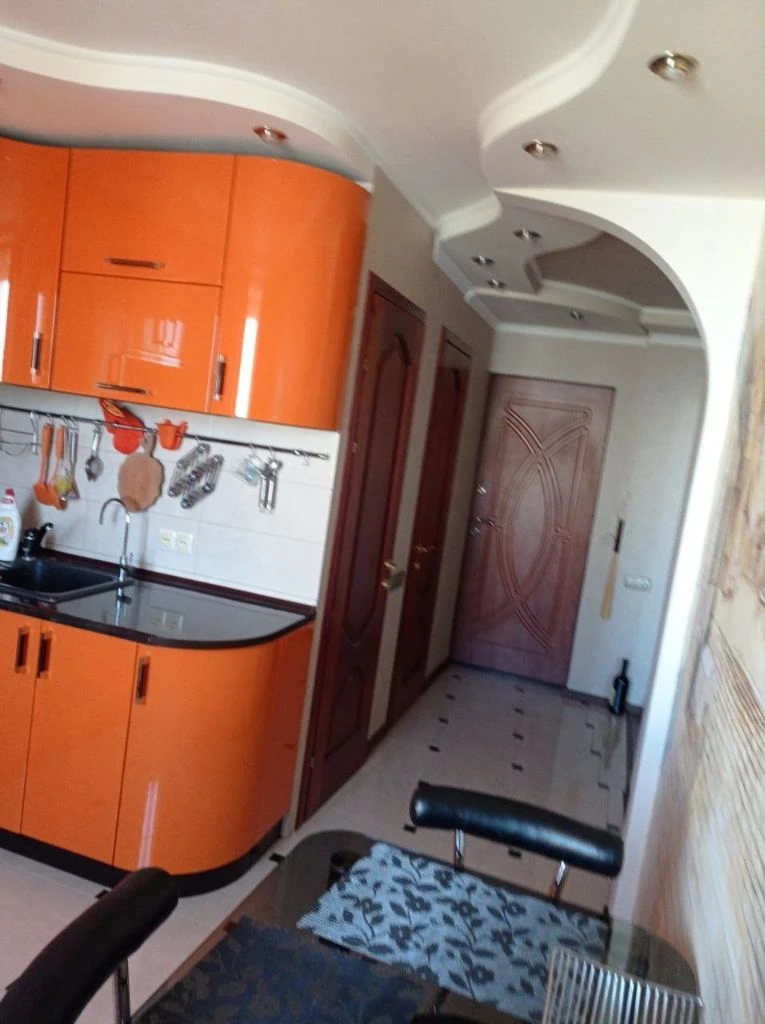 Донецк днр 3х км квартир с евро ремонтом рн. Цена 7950000 рублей. Агентство недвижимости ☎️+79494046048 общая площадь 66.3 м² площадь кухни 8.8м² жилая площадь 43.8 м² две лоджии этаж 8 этажей в доме 9 шикарная квартира расположение ул. Щетинина д.25(номер дома указан ориентировочный) кооперативный дом. В квартире современный, дизайнерский ремонт, качественная бытовая техника, комфортная мягкая мебель, стильная мебель. Встроенная кухня, посудомоечная машина, система фильтрации воды, холодильник, варочная электрическая панель, духовой шкаф, микроволновая печь. Дизайнерская стена в кухне - картина написана художником. - шкаф -купе в коридоре; -в первой спальне дубовая кровать + шкаф купе; -гостинная шикарная, угловой диван, кондиционер, аквариум, барная тумба; -вторая спальня- детская-кабинет гарнитурная мебель; - две лоджии, на одной выведено отопление на лоджию. -стильные натяжные потолки. -квартира теплая, просторная - энергетика приятная, здесь хочется жить!; -вода холодная по графику подача в квартиру. Есть водонагревательный бак. Санузел раздельный, ванна. Документы готовы. Один собственник ремонт делался для себя, с использованием высококачественных отделочных и строительных материалов. Фото соответствуют(дополнительные по запросу) цена 7950000рублей+оплата услуг риелтора. Предложение от агентства недвижимости, не путать с информационными агентствами. Оставляйте свои заявки куплю, продам, наша база обновляется ежедневно, будем рады быть вам полезными. С нами легко и уверенно!звоните, ждём вас! +79484046048 феникс, телеграмм, мах - фотография - 2