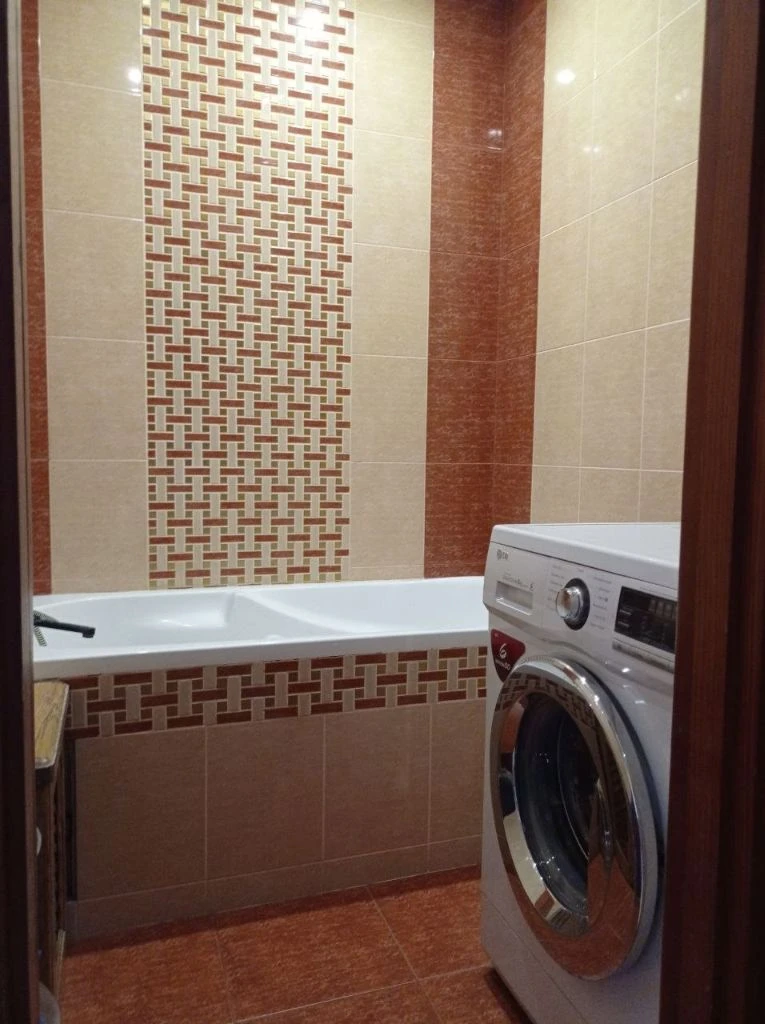 Донецк днр 3х км квартир с евро ремонтом рн. Цена 7950000 рублей. Агентство недвижимости ☎️+79494046048 общая площадь 66.3 м² площадь кухни 8.8м² жилая площадь 43.8 м² две лоджии этаж 8 этажей в доме 9 шикарная квартира расположение ул. Щетинина д.25(номер дома указан ориентировочный) кооперативный дом. В квартире современный, дизайнерский ремонт, качественная бытовая техника, комфортная мягкая мебель, стильная мебель. Встроенная кухня, посудомоечная машина, система фильтрации воды, холодильник, варочная электрическая панель, духовой шкаф, микроволновая печь. Дизайнерская стена в кухне - картина написана художником. - шкаф -купе в коридоре; -в первой спальне дубовая кровать + шкаф купе; -гостинная шикарная, угловой диван, кондиционер, аквариум, барная тумба; -вторая спальня- детская-кабинет гарнитурная мебель; - две лоджии, на одной выведено отопление на лоджию. -стильные натяжные потолки. -квартира теплая, просторная - энергетика приятная, здесь хочется жить!; -вода холодная по графику подача в квартиру. Есть водонагревательный бак. Санузел раздельный, ванна. Документы готовы. Один собственник ремонт делался для себя, с использованием высококачественных отделочных и строительных материалов. Фото соответствуют(дополнительные по запросу) цена 7950000рублей+оплата услуг риелтора. Предложение от агентства недвижимости, не путать с информационными агентствами. Оставляйте свои заявки куплю, продам, наша база обновляется ежедневно, будем рады быть вам полезными. С нами легко и уверенно!звоните, ждём вас! +79484046048 феникс, телеграмм, мах - фотография - 9