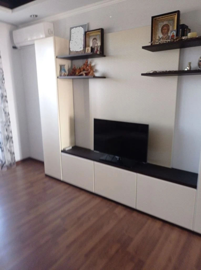 Донецк днр 3х км квартир с евро ремонтом рн. Цена 7950000 рублей. Агентство недвижимости ☎️+79494046048 общая площадь 66.3 м² площадь кухни 8.8м² жилая площадь 43.8 м² две лоджии этаж 8 этажей в доме 9 шикарная квартира расположение ул. Щетинина д.25(номер дома указан ориентировочный) кооперативный дом. В квартире современный, дизайнерский ремонт, качественная бытовая техника, комфортная мягкая мебель, стильная мебель. Встроенная кухня, посудомоечная машина, система фильтрации воды, холодильник, варочная электрическая панель, духовой шкаф, микроволновая печь. Дизайнерская стена в кухне - картина написана художником. - шкаф -купе в коридоре; -в первой спальне дубовая кровать + шкаф купе; -гостинная шикарная, угловой диван, кондиционер, аквариум, барная тумба; -вторая спальня- детская-кабинет гарнитурная мебель; - две лоджии, на одной выведено отопление на лоджию. -стильные натяжные потолки. -квартира теплая, просторная - энергетика приятная, здесь хочется жить!; -вода холодная по графику подача в квартиру. Есть водонагревательный бак. Санузел раздельный, ванна. Документы готовы. Один собственник ремонт делался для себя, с использованием высококачественных отделочных и строительных материалов. Фото соответствуют(дополнительные по запросу) цена 7950000рублей+оплата услуг риелтора. Предложение от агентства недвижимости, не путать с информационными агентствами. Оставляйте свои заявки куплю, продам, наша база обновляется ежедневно, будем рады быть вам полезными. С нами легко и уверенно!звоните, ждём вас! +79484046048 феникс, телеграмм, мах - фотография - 7