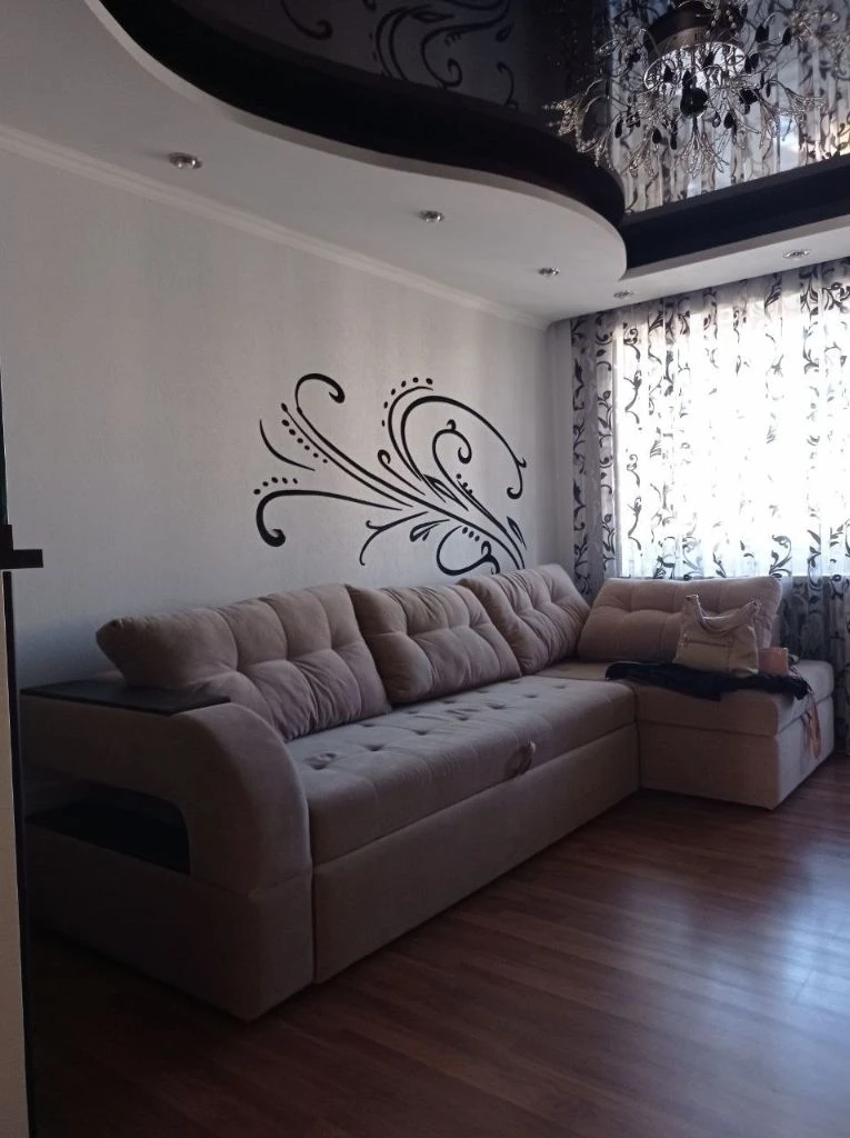 Донецк днр 3х км квартир с евро ремонтом рн. Цена 7950000 рублей. Агентство недвижимости ☎️+79494046048 общая площадь 66.3 м² площадь кухни 8.8м² жилая площадь 43.8 м² две лоджии этаж 8 этажей в доме 9 шикарная квартира расположение ул. Щетинина д.25(номер дома указан ориентировочный) кооперативный дом. В квартире современный, дизайнерский ремонт, качественная бытовая техника, комфортная мягкая мебель, стильная мебель. Встроенная кухня, посудомоечная машина, система фильтрации воды, холодильник, варочная электрическая панель, духовой шкаф, микроволновая печь. Дизайнерская стена в кухне - картина написана художником. - шкаф -купе в коридоре; -в первой спальне дубовая кровать + шкаф купе; -гостинная шикарная, угловой диван, кондиционер, аквариум, барная тумба; -вторая спальня- детская-кабинет гарнитурная мебель; - две лоджии, на одной выведено отопление на лоджию. -стильные натяжные потолки. -квартира теплая, просторная - энергетика приятная, здесь хочется жить!; -вода холодная по графику подача в квартиру. Есть водонагревательный бак. Санузел раздельный, ванна. Документы готовы. Один собственник ремонт делался для себя, с использованием высококачественных отделочных и строительных материалов. Фото соответствуют(дополнительные по запросу) цена 7950000рублей+оплата услуг риелтора. Предложение от агентства недвижимости, не путать с информационными агентствами. Оставляйте свои заявки куплю, продам, наша база обновляется ежедневно, будем рады быть вам полезными. С нами легко и уверенно!звоните, ждём вас! +79484046048 феникс, телеграмм, мах - фотография - 6