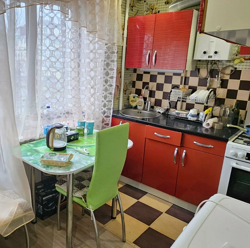 Донецк днр 2х комнатных квартир с ремонтом рн. Дик цена 5 100 000 руб агентство недвижимости ☎+79494046048 комнат 2 площадь 45м² жилая 29 м² кухня 7 м² этаж 3 из 5 расположение центр донецка проспект павших коммунаров д.100 (номер дома указан ориентировочный). Отличная инфраструктура. Рядом дик, парк, отделение псб банка, детская больница, роддом, ул. Харитонова, контур, мотодром, облгаи. Пр. Дзержинского. Кооперативный дом. Уютный двор. Ухоженный подъезд. Соседи доброжелательные. Квартира находится на 3-м этаже 5-го этажного дома. В квартире выполнен капитальный ремонт с использованием качественных строительных материалов. Полы ламинат, кафель, линолеум. Потолки в комнатах натяжные, ванна, кухня прихожая - пластик. Есть гардеробная. Комнаты раздельные. Квартира продается с мебелью и бытовой техникой. Балкон новый, застеклен, обшит пластиком. Вода холодная по графику, подача в квартиру, горячая вода -газовая колонка автомат. Красивая, уютная атмосфера в квартире. Здесь хочется жить! Фото соответствуют. Документы росреестр готовы. Собственник на сделке. Цена 5100000 рублей + услуги риелтора. Предложение от агентства, подбор вариантов различной степени комфортности, все районы г. Донецка. Оставляйте свои заявки, наша база ежедневно обновляется! С нами легко и уверенно! +79494046048 феникс-телеграмм, max. - фотография - 1