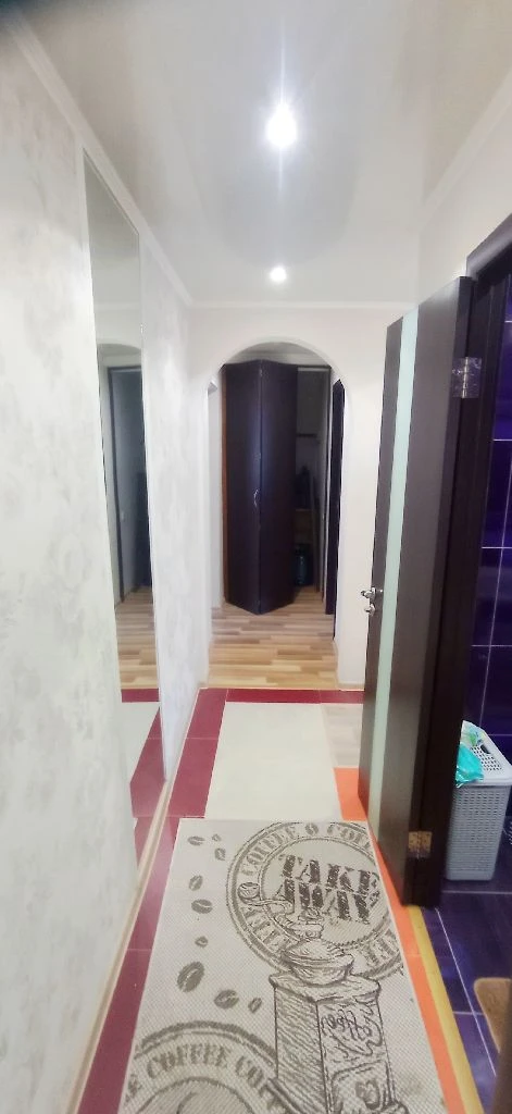 Донецк днр 2х комнатных квартир с ремонтом рн. Дик цена 5 100 000 руб агентство недвижимости ☎+79494046048 комнат 2 площадь 45м² жилая 29 м² кухня 7 м² этаж 3 из 5 расположение центр донецка проспект павших коммунаров д.100 (номер дома указан ориентировочный). Отличная инфраструктура. Рядом дик, парк, отделение псб банка, детская больница, роддом, ул. Харитонова, контур, мотодром, облгаи. Пр. Дзержинского. Кооперативный дом. Уютный двор. Ухоженный подъезд. Соседи доброжелательные. Квартира находится на 3-м этаже 5-го этажного дома. В квартире выполнен капитальный ремонт с использованием качественных строительных материалов. Полы ламинат, кафель, линолеум. Потолки в комнатах натяжные, ванна, кухня прихожая - пластик. Есть гардеробная. Комнаты раздельные. Квартира продается с мебелью и бытовой техникой. Балкон новый, застеклен, обшит пластиком. Вода холодная по графику, подача в квартиру, горячая вода -газовая колонка автомат. Красивая, уютная атмосфера в квартире. Здесь хочется жить! Фото соответствуют. Документы росреестр готовы. Собственник на сделке. Цена 5100000 рублей + услуги риелтора. Предложение от агентства, подбор вариантов различной степени комфортности, все районы г. Донецка. Оставляйте свои заявки, наша база ежедневно обновляется! С нами легко и уверенно! +79494046048 феникс-телеграмм, max. - фотография - 9